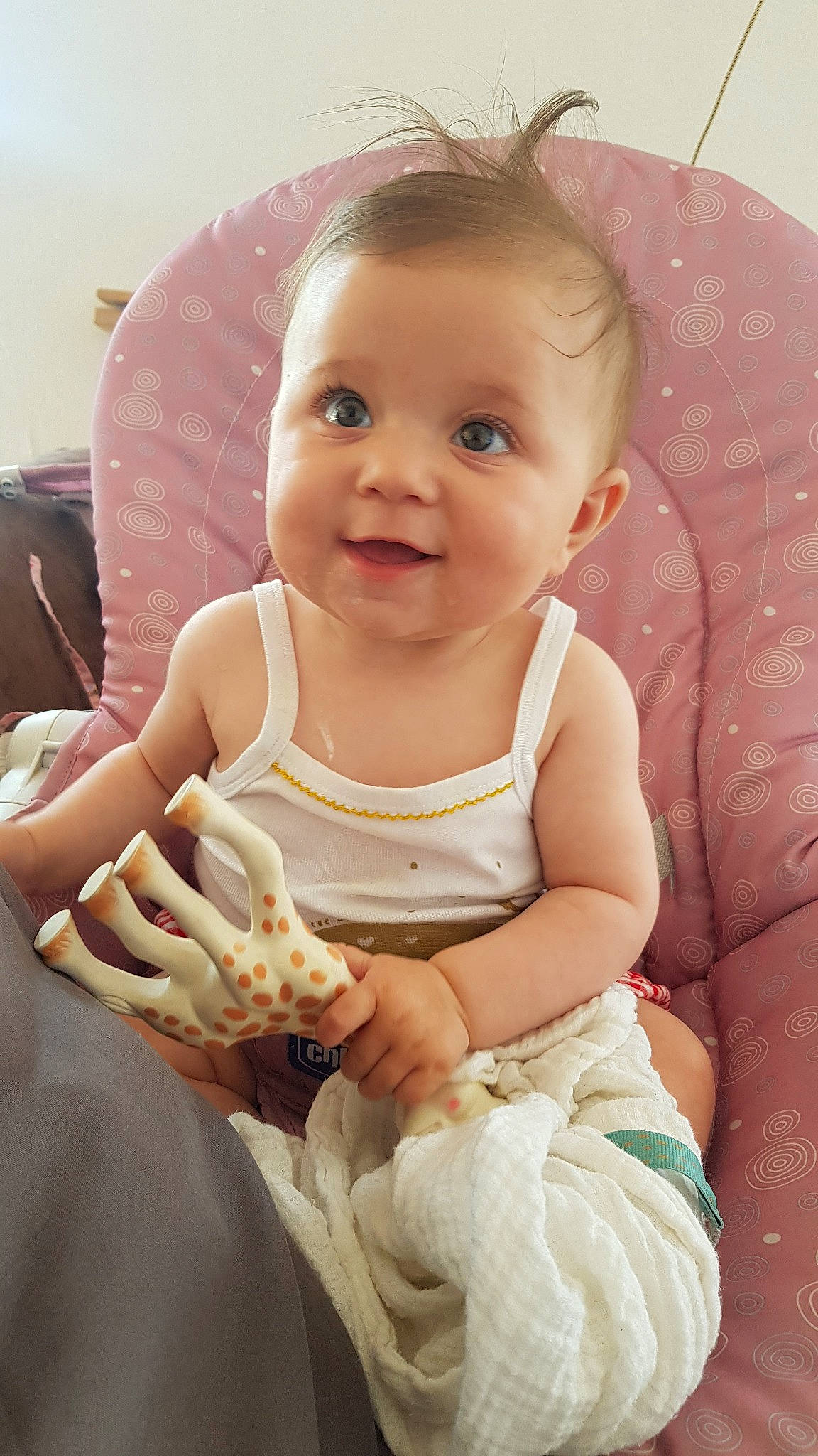 Lya a rejoint le concours — aidez-le/la à gagner de superbes lots ! baby, cheek, child, ear, eye, face, finger, hand, head, person, sitting, skin, smile, thumb, toddler