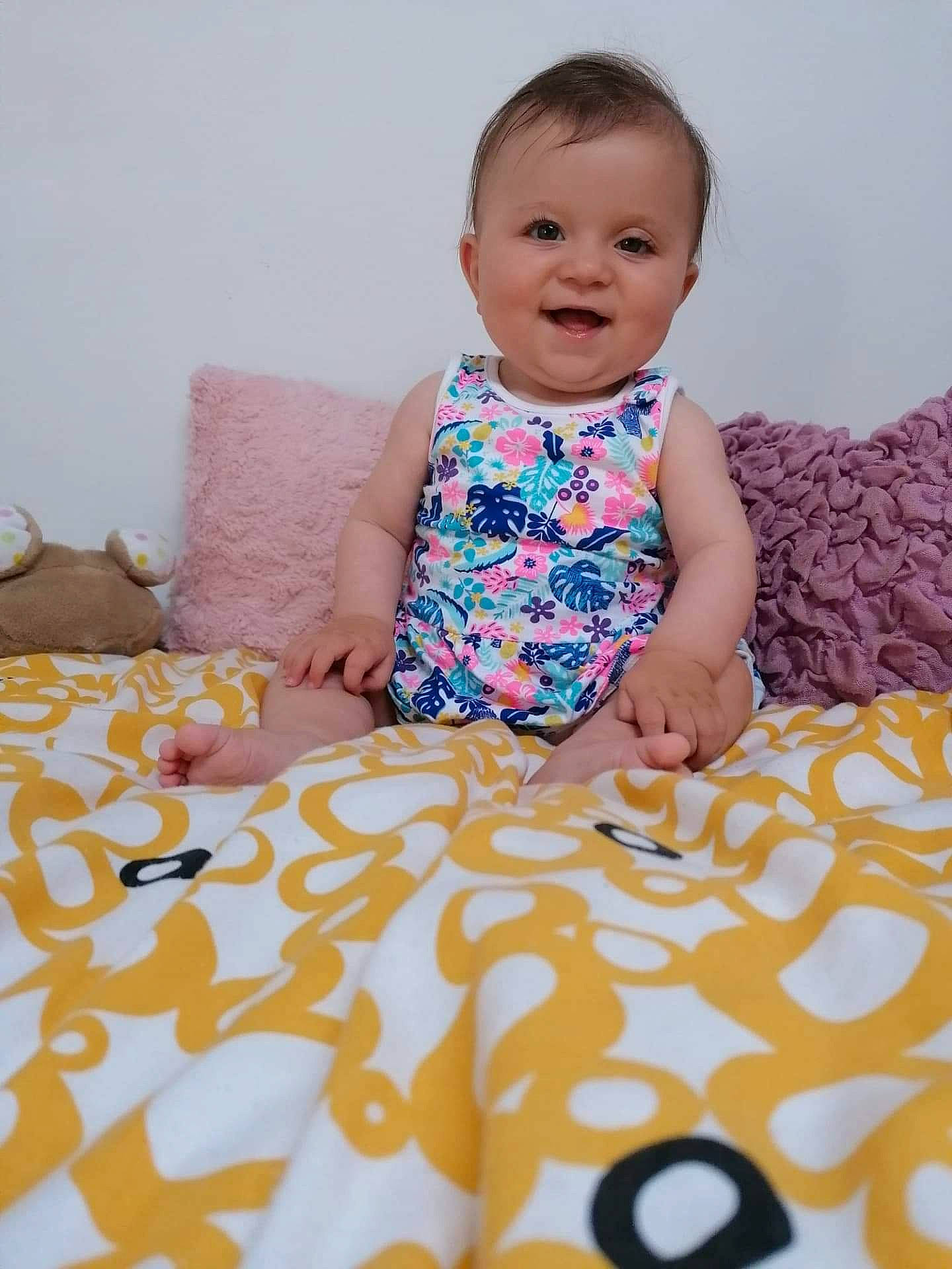 Lya a rejoint le concours — aidez-le/la à gagner de superbes lots ! baby, baby_toddler_clothing, bedding, blanket, child, furniture, linens, pattern, person, play, room, textile, toddler, yellow