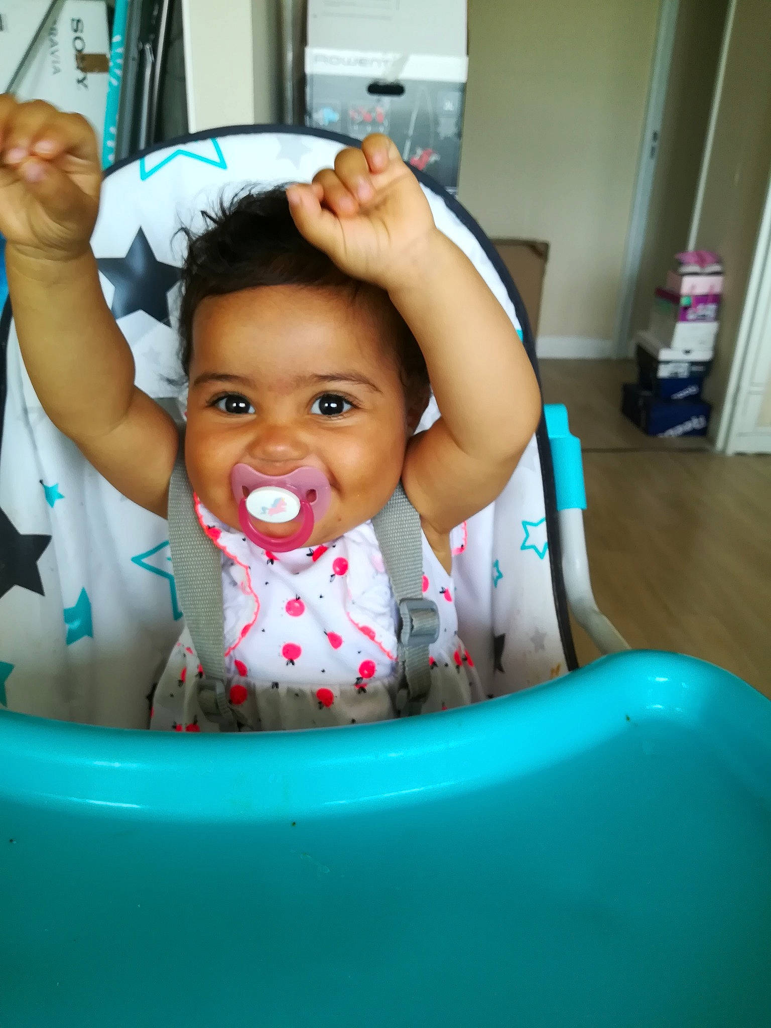 Justine a rejoint le concours — aidez-le/la à gagner de superbes lots ! baby, bathing, bathtub, cheek, child, fun, games, inflatable, joy, leisure, person, play, skin, smile, toddler, vacation, washing, water