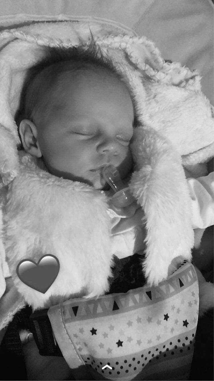 Alice a rejoint le concours — aidez-le/la à gagner de superbes lots ! baby, black, black_and_white, cheek, comfort, hand, happy, headgear, iris, lip, mammal, mouth, nose, organ, person, skin, textile, toddler, toy, vertebrate