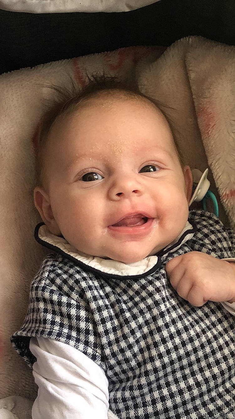 Alice participe au concours pour gagner de l'argent avec cette photo : baby, baby_toddler_clothing, cheek, chin, clothing, collar, dress_shirt, eye, eyelash, flash_photography, happy, iris, lip, mouth, neck, nose, outerwear, person, skin, sleeve