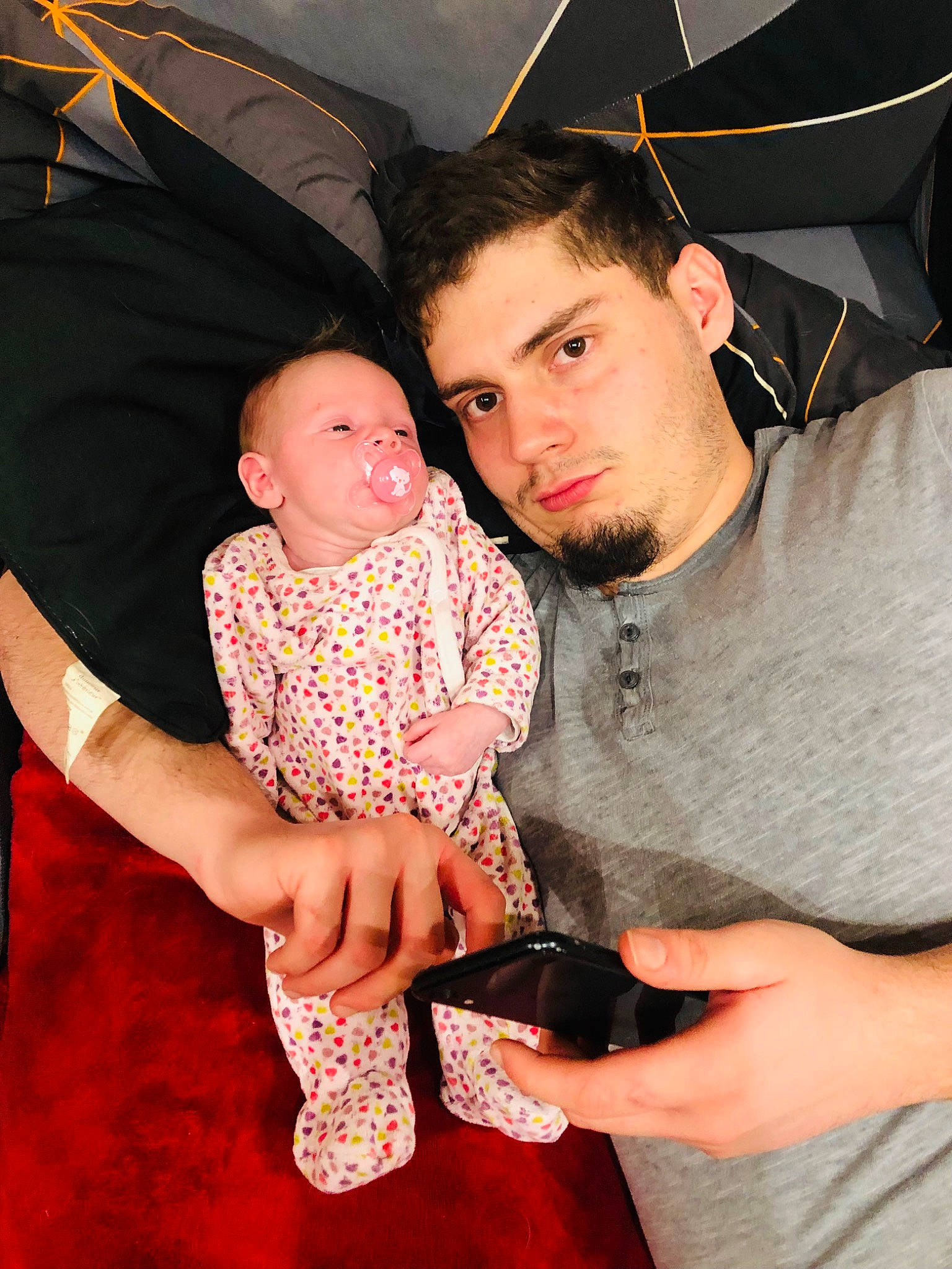 Alice participe au concours pour gagner de l'argent avec cette photo : arm, beard, child, event, fashion_accessory, fashion_design, finger, flash_photography, fun, gesture, hairstyle, hand, happy, interaction, jewellery, magenta, nail, pattern, person, toddler