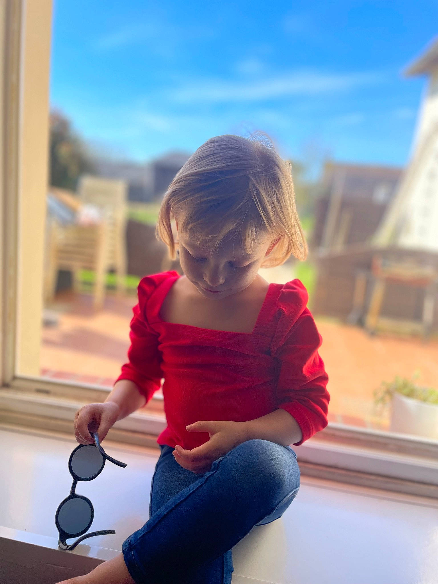 Judith a rejoint le concours — aidez-le/la à gagner de superbes lots ! blond, child, electric_blue, fun, grass, happy, human_leg, jeans, knee, leg, leisure, magenta, person, sitting, sky, standing, summer, thigh, toddler, waist