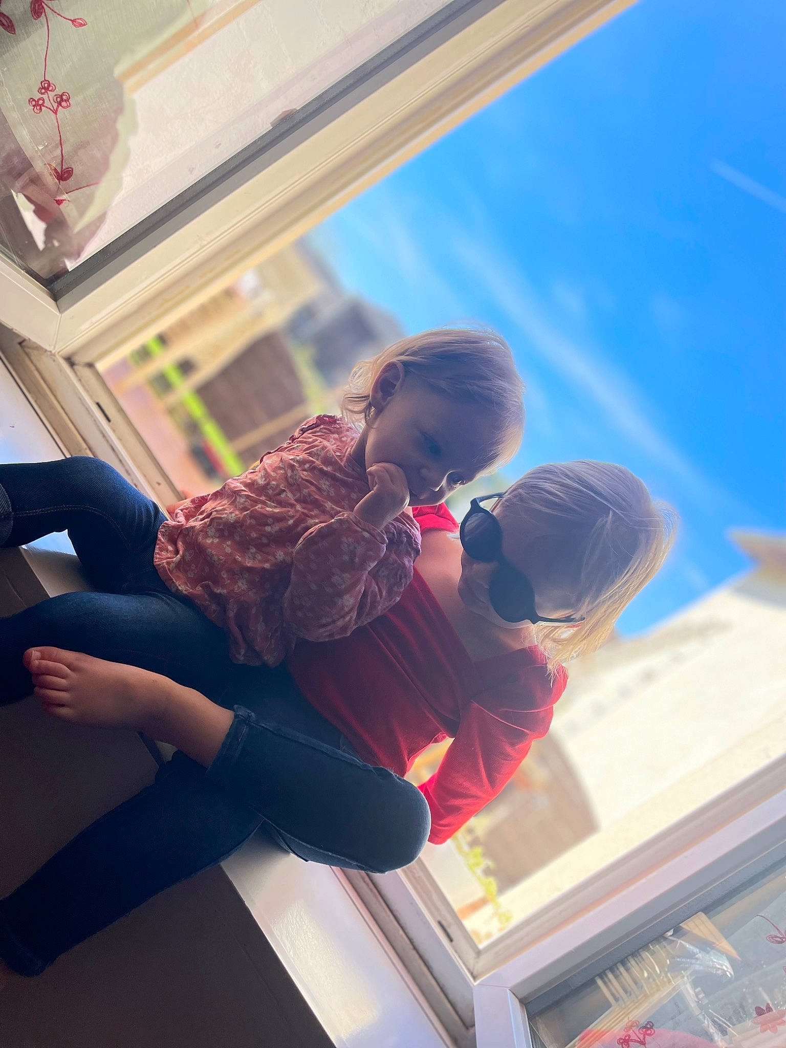 Judith participe au concours pour gagner de l'argent avec cette photo : ceiling, child, comfort, daylighting, eyewear, fun, happy, human_leg, leisure, magenta, person, recreation, room, sandal, sitting, thigh, vacation