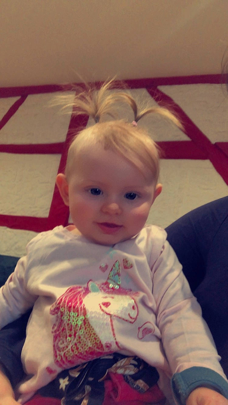 Judith a rejoint le concours — aidez-le/la à gagner de superbes lots ! arm, baby, baby_toddler_clothing, cheek, chin, ear, eyebrow, eyelash, forehead, happy, iris, lip, mouth, neck, nose, person, pink, skin, sleeve, tints_and_shades