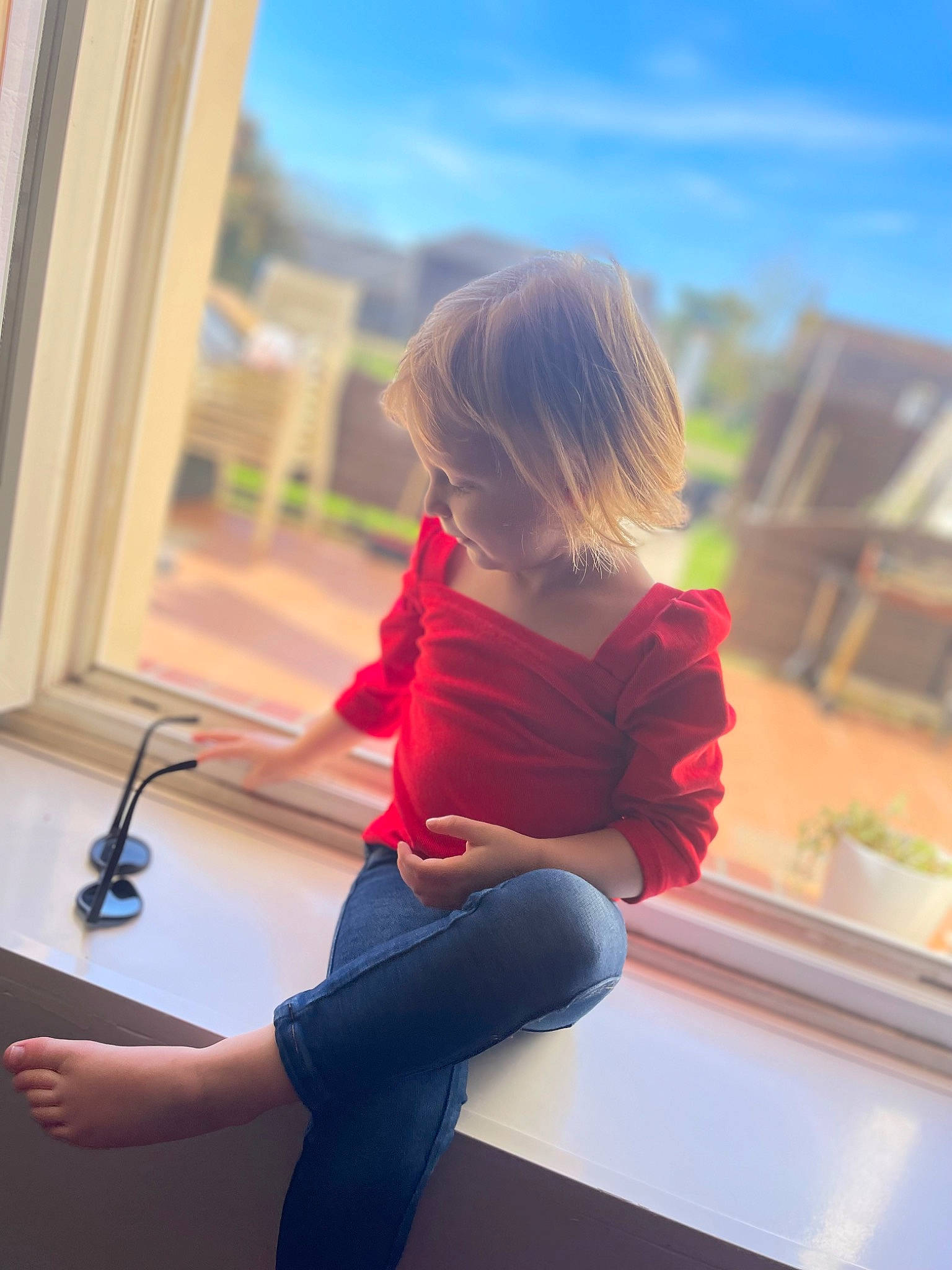 Judith a rejoint le concours — aidez-le/la à gagner de superbes lots ! beauty, child, denim, electric_blue, flooring, fun, human_leg, joint, knee, leisure, person, shoulder, sitting, sky, standing, t_shirt, thigh, toddler, waist, window