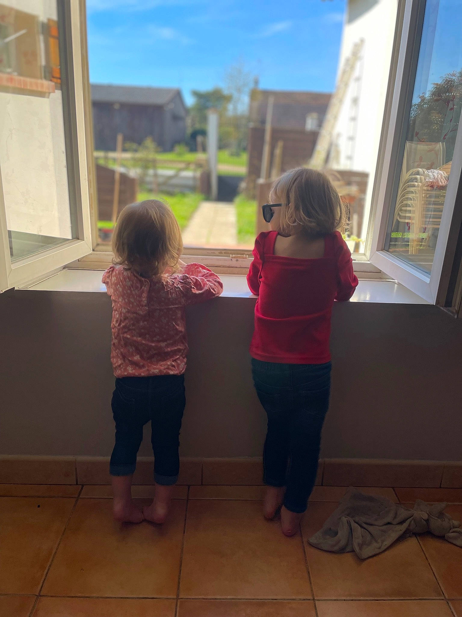 Judith a rejoint le concours — aidez-le/la à gagner de superbes lots ! child, door, floor, flooring, fun, gesture, glass, home, interior_design, leisure, person, room, sitting, sky, standing, t_shirt, toddler, vacation, visual_arts, window