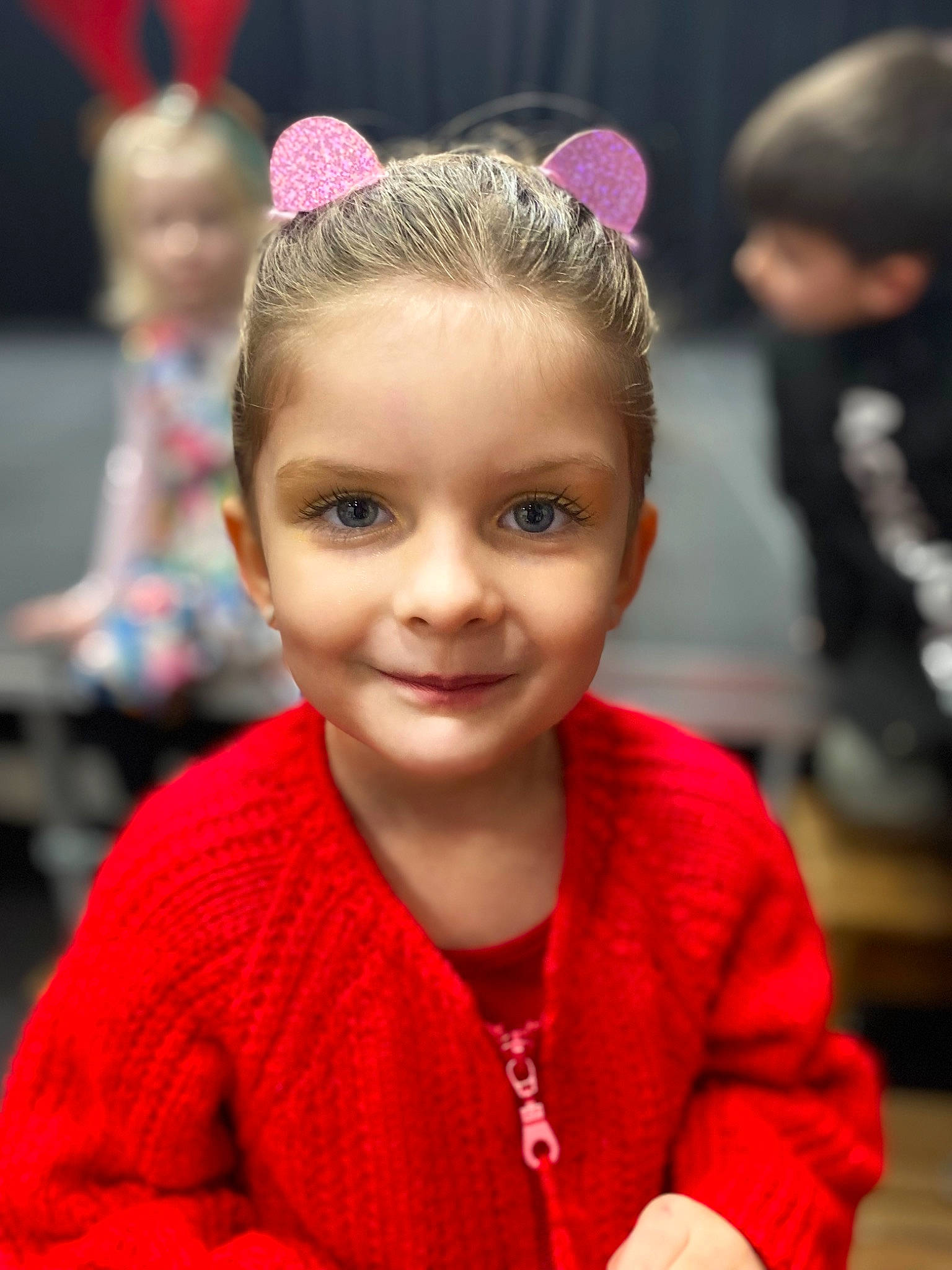 Alyna participe au concours pour gagner de l'argent avec cette photo : blurred, cheek, child, chin, ear, event, eyebrow, eyelash, facial_expression, forehead, fun, hairstyle, happy, headband, headpiece, human, joy, person, pink, skin