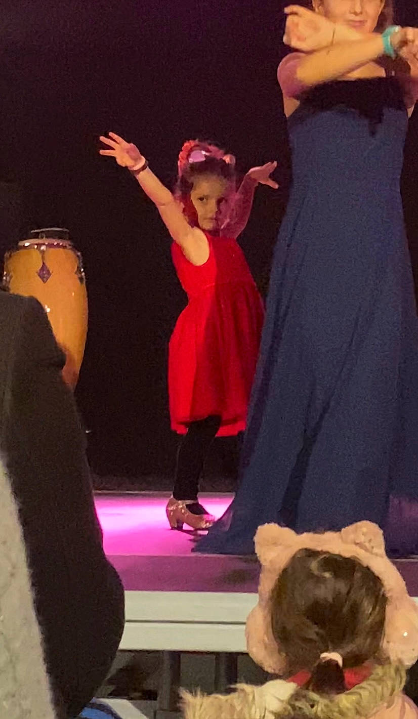 Alyna participe au concours pour gagner de l'argent avec cette photo : beauty, choreography, dress, entertainment, event, fashion_design, formal_wear, fun, hand, human_body, joint, magenta, one_piece_garment, performance, performance_art, performing_arts, person, pink, public_event, stage