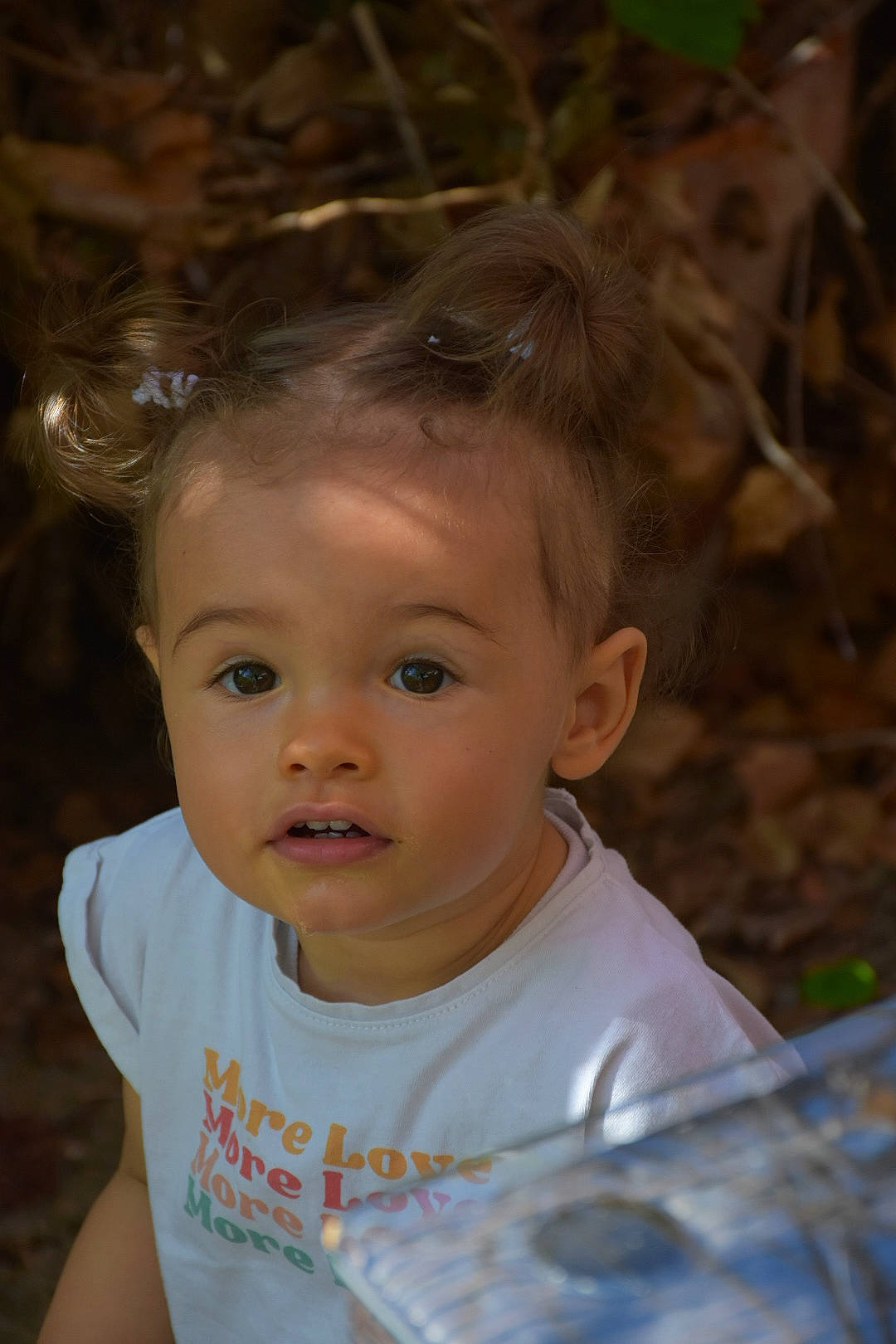 Lily a rejoint le concours — aidez-le/la à gagner de superbes lots ! baby, cheek, child, drinkware, eyelash, flash_photography, fun, glass, grass, happy, head, iris, leisure, nose, person, portrait_photography, sitting, smile, t_shirt, toddler