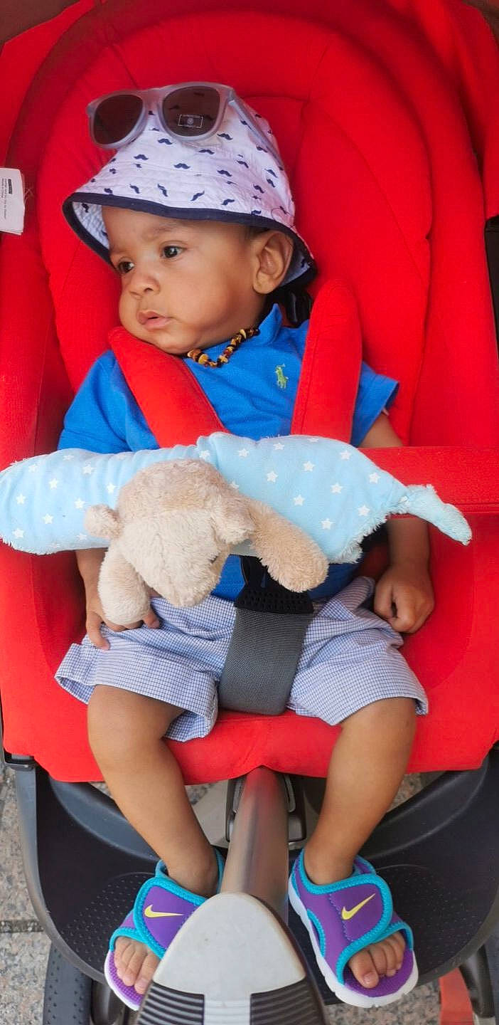 Sohan a rejoint le concours — aidez-le/la à gagner de superbes lots ! baby_toddler_clothing, blue, facial_expression, fashion, finger, happy, headgear, headwear, human, organ, person, photograph, pink, product, red, shorts, skin, sleeve, textile, toddler