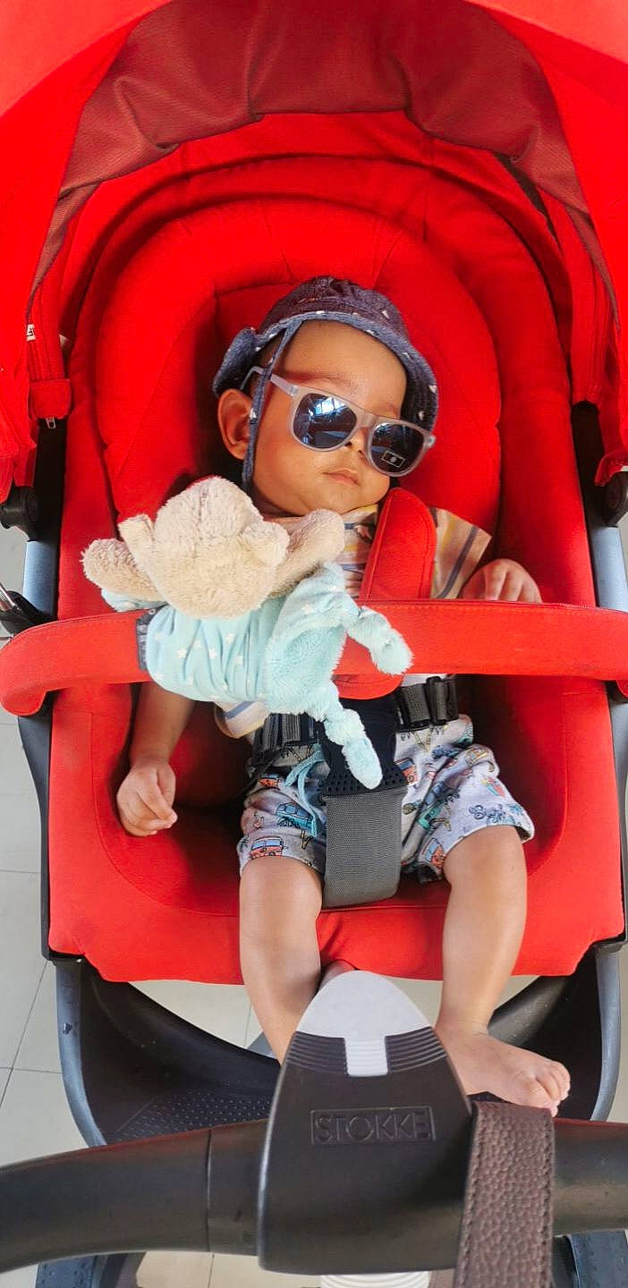 Sohan participe au concours pour gagner de l'argent avec cette photo : baby_toddler_clothing, comfort, electric_blue, eyewear, fun, glasses, goggles, human_leg, leg, leisure, person, personal_protective_equipment, pink, recreation, red, shorts, sitting, sunglasses, textile, thigh