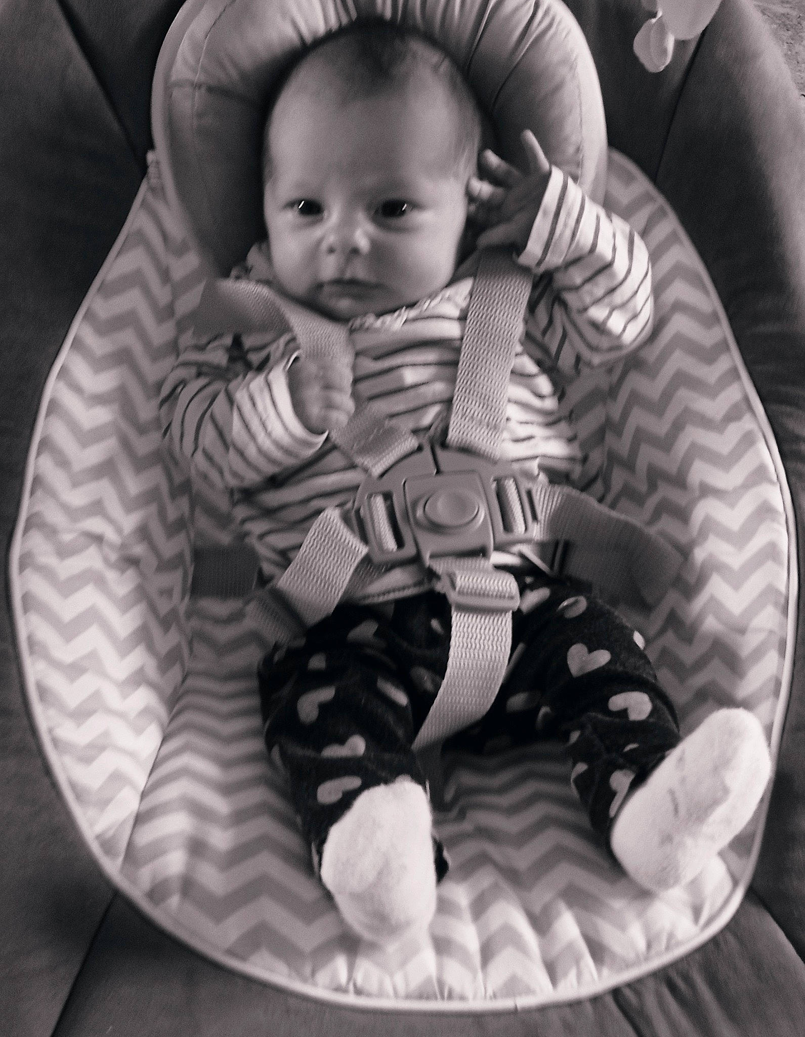 Elyanna participe au concours pour gagner de l'argent avec cette photo : baby, baby_in_car_seat, baby_products, birth, black_and_white, car_seat, child, comfort, person, photography, product, sitting, toddler