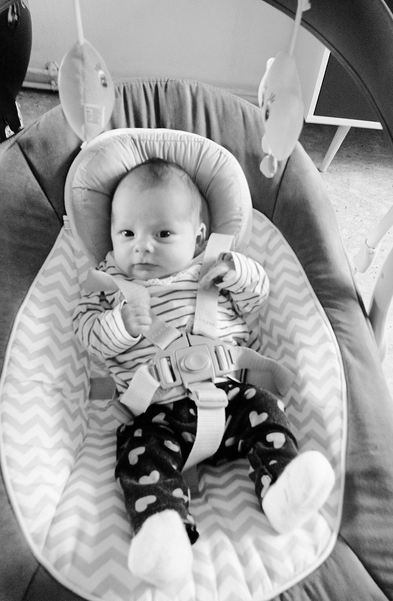 Elyanna participe au concours pour gagner de l'argent avec cette photo : baby, baby_in_car_seat, baby_products, birth, black_and_white, car_seat, child, comfort, eye, infant_bed, monochrome, monochrome_photography, person, photograph, photography, product, room, sitting, style, toddler