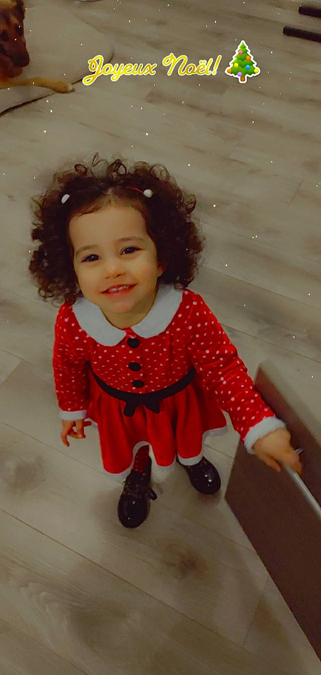 Lyah a rejoint le concours — aidez-le/la à gagner de superbes lots ! baby_toddler_clothing, cheek, chin, cool, dress, eye, face, fun, hair, happy, head, human_body, iris, joy, leg, lip, nose, person, skin, sleeve