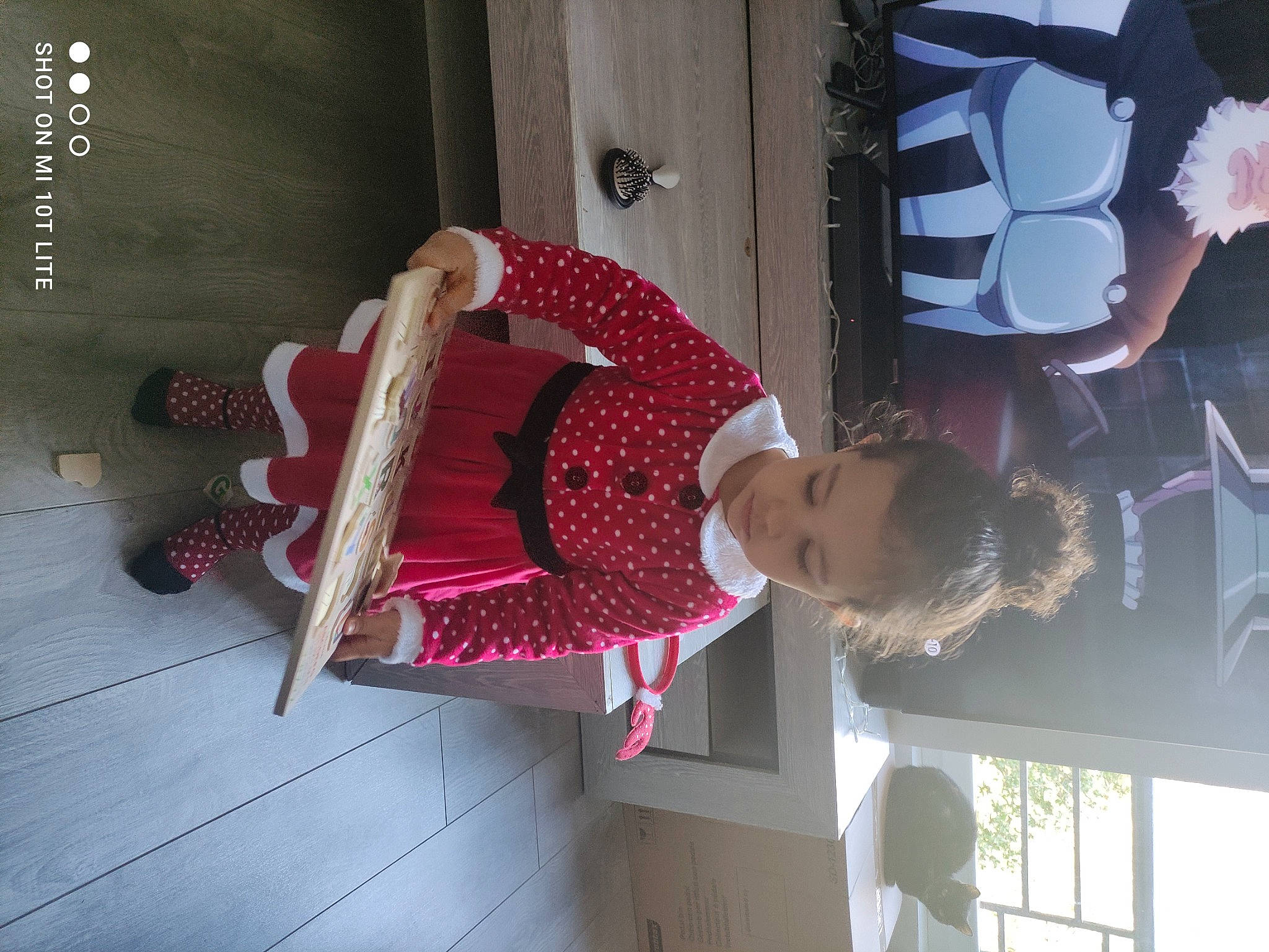 Lyah a rejoint le concours — aidez-le/la à gagner de superbes lots ! carmine, child, fun, hardwood, leisure, magenta, pattern, person, pink, room, textile, thigh, toddler, tree, window, wood