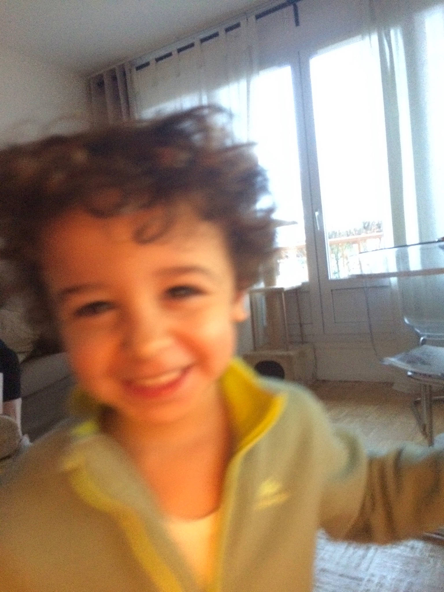 Samy participe au concours pour gagner de l'argent avec cette photo : black_hair, cheek, chin, ear, eyebrow, eyelash, face, finger, forehead, fun, gesture, happy, jaw, joy, lip, mouth, nose, person, skin, smile