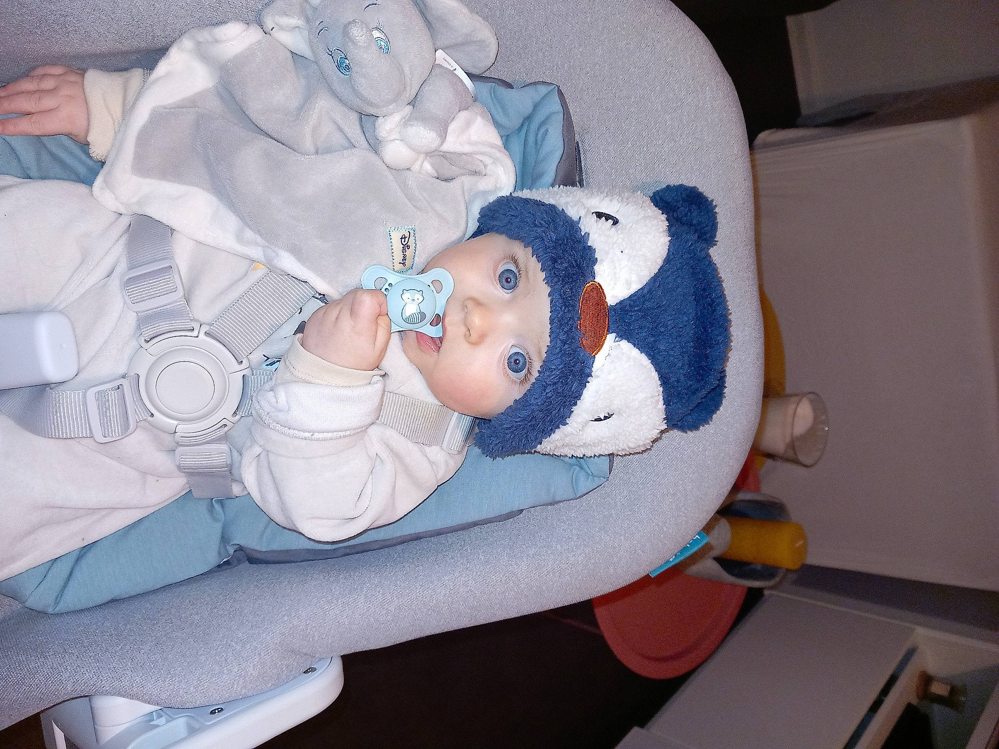 Tom participe au concours pour gagner de l'argent avec cette photo : arm, baby, baby_products, baby_sleeping, baby_toddler_clothing, child, comfort, hat, head, headwear, health_care, human_body, lap, person, plastic, room, service, sitting, toddler