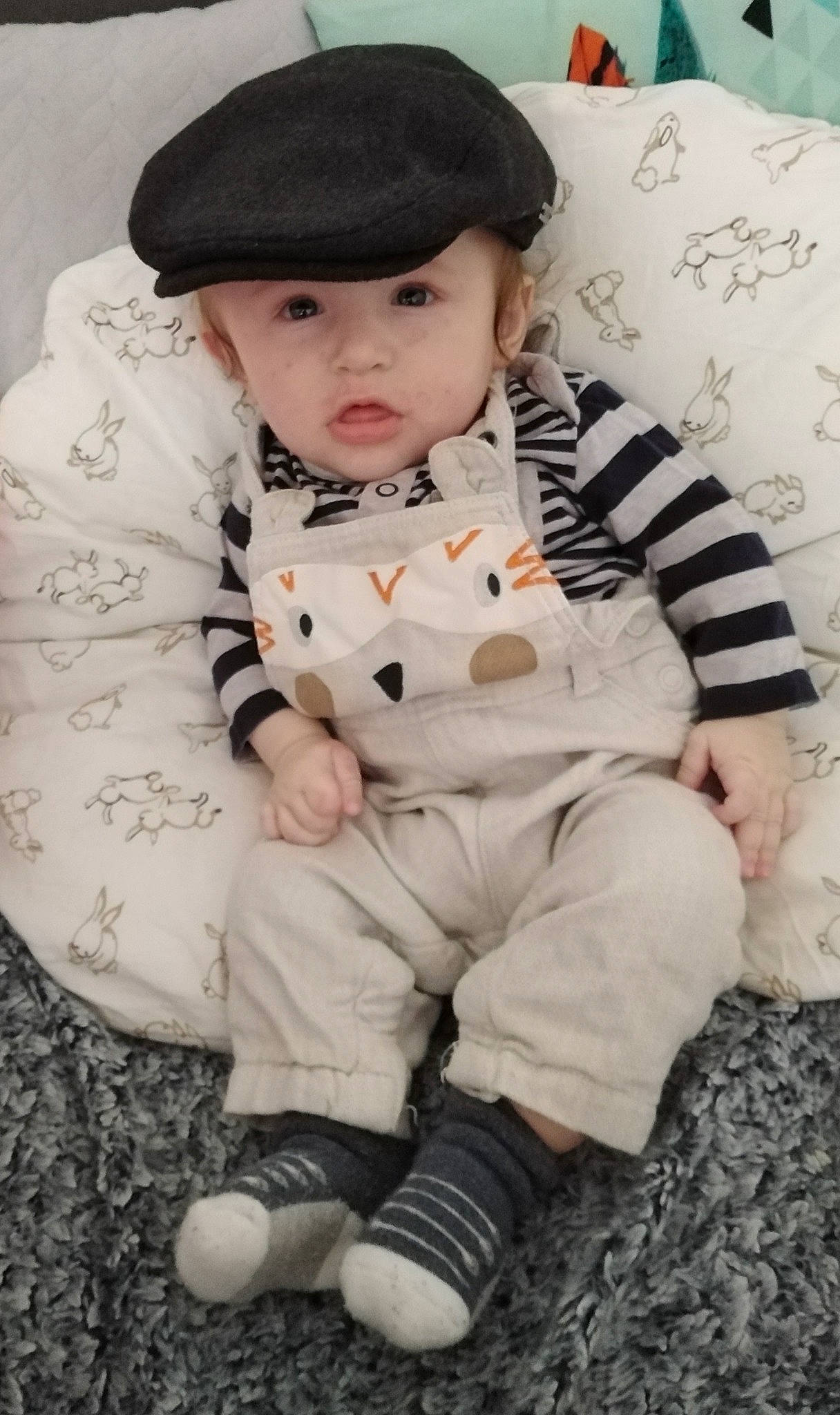 Tony a rejoint le concours — aidez-le/la à gagner de superbes lots ! baby, baby_toddler_clothing, cap, child, clothing, collar, facial_expression, grass, hat, headgear, headwear, outerwear, pattern, person, shoe, sitting, sleeve, sock, sun_hat, textile