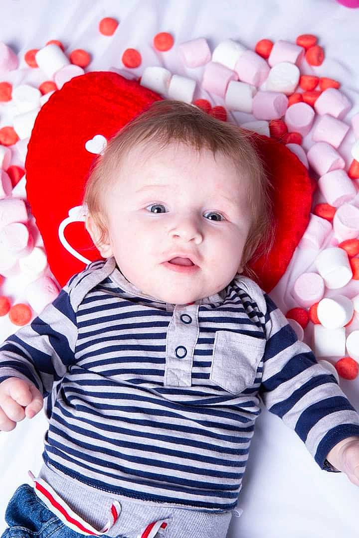 Tony a rejoint le concours — aidez-le/la à gagner de superbes lots ! baby, baby_toddler_clothing, cheek, clothing, eye, face, hairstyle, happy, head, human_body, iris, lip, nose, outerwear, person, pink, skin, sleeve, textile, toddler