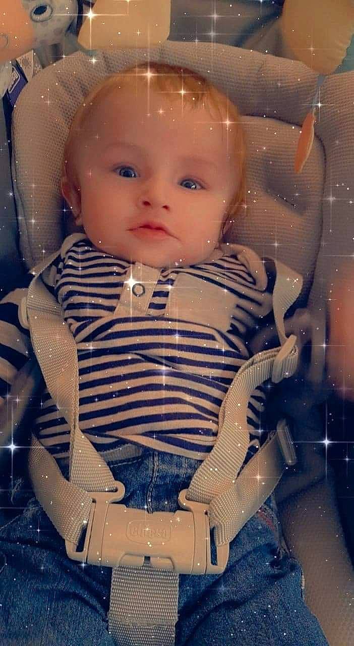 Tony participe au concours pour gagner de l'argent avec cette photo : baby, baby_carriage, baby_products, baby_toddler_clothing, beauty, cheek, child, doll, eye, eyelash, hairstyle, head, human, human_body, iris, pattern, person, sitting, sleeve, toddler