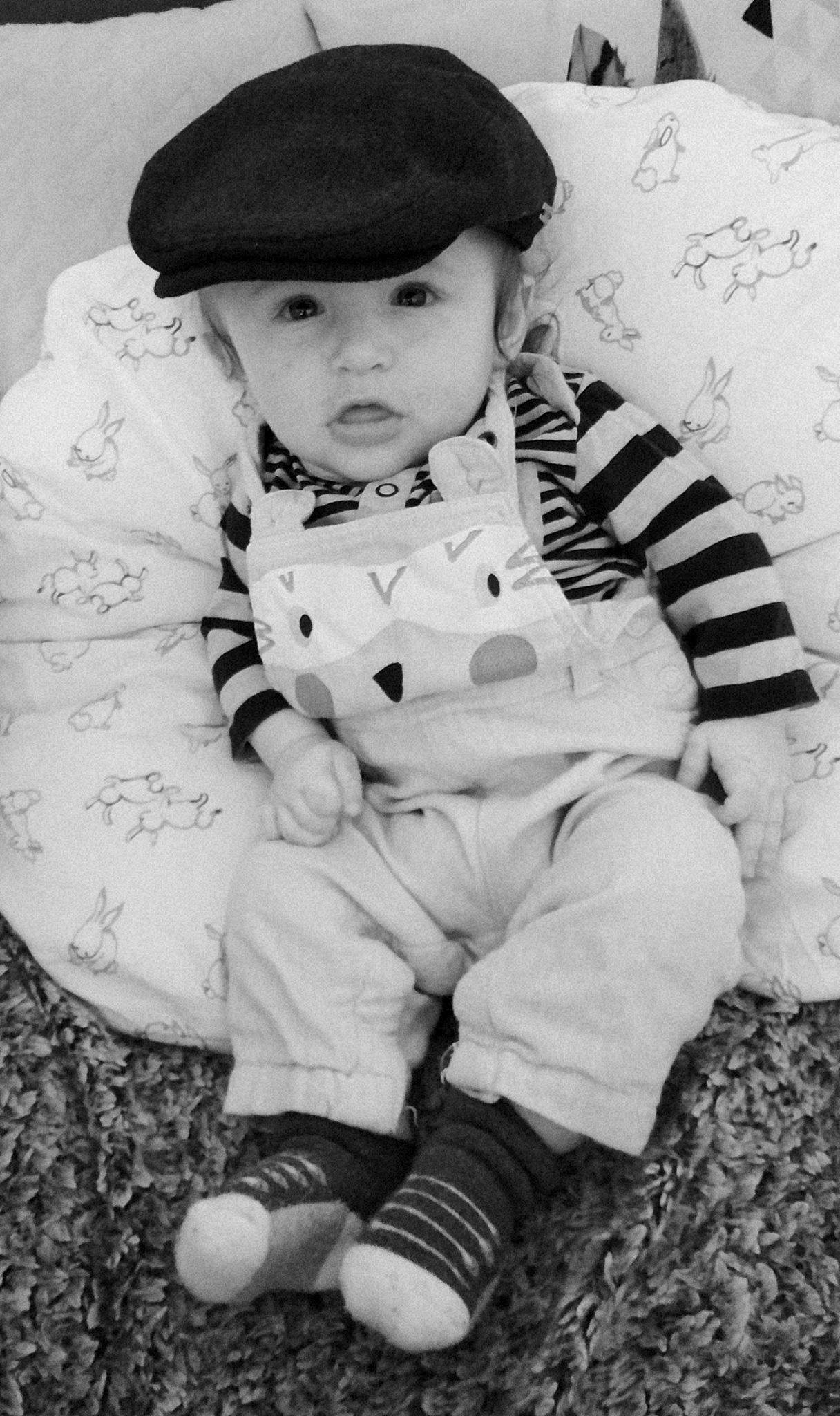 Tony a rejoint le concours — aidez-le/la à gagner de superbes lots ! baby, baby_toddler_clothing, black, black_and_white, cap, cool, grass, headgear, headwear, monochrome, monochrome_photography, outerwear, pattern, people, person, photograph, sleeve, snapshot, standing, style