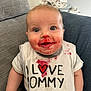Jules participe au concours pour gagner de l'argent avec cette photo : baby, bib, messy_face, red_food, love_mommy, couch, smiling, happy, infant, clothing, indoor, person, cute, sitting, child, face, home, comfortable, joyful, toddler