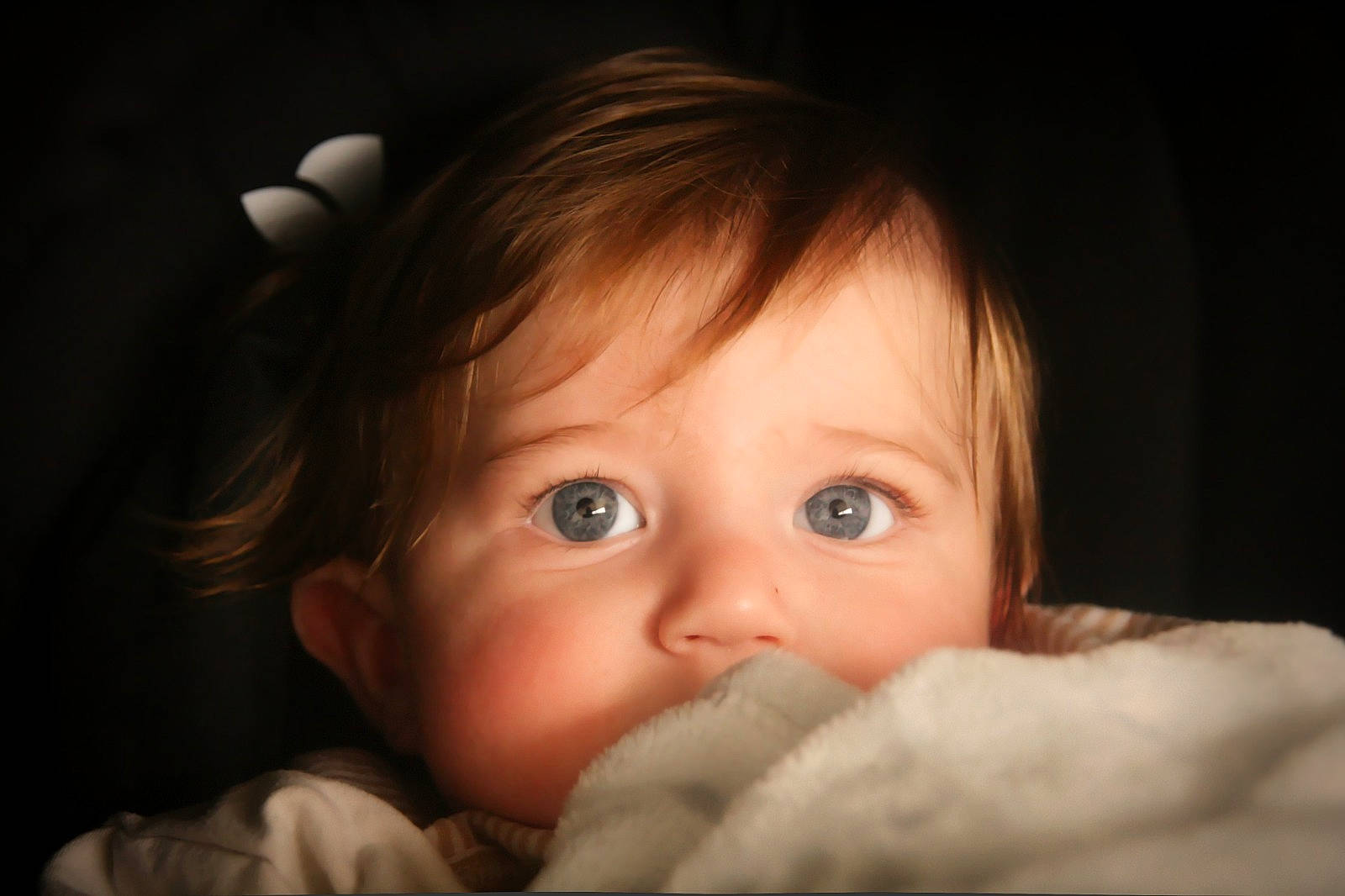Isaac a rejoint le concours — aidez-le/la à gagner de superbes lots ! baby, cheek, close_up, ear, eyebrow, eyelash, flash_photography, fur, gesture, hand, happy, human_body, iris, lip, mouth, no_expression, nose, person, skin, thumb