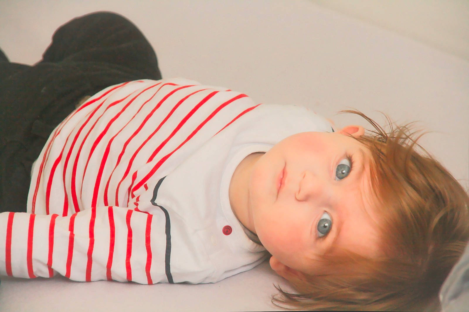 Isaac a rejoint le concours — aidez-le/la à gagner de superbes lots ! baby, baby_toddler_clothing, cheek, child, comfort, couch, eyelash, flooring, fur, linens, nap, pattern, person, portrait_photography, room, sitting, sleep, sleeve, toddler, wood