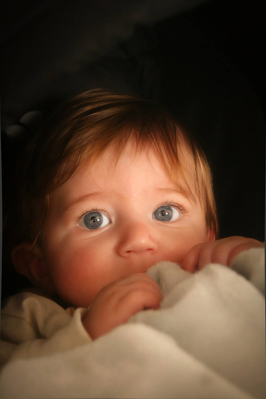 Isaac a rejoint le concours — aidez-le/la à gagner de superbes lots ! baby, brown, brown_hair, cheek, comfort, darkness, eyebrow, eyelash, finger, flash_photography, fun, gesture, human_body, iris, lip, mouth, nose, person, skin, thumb