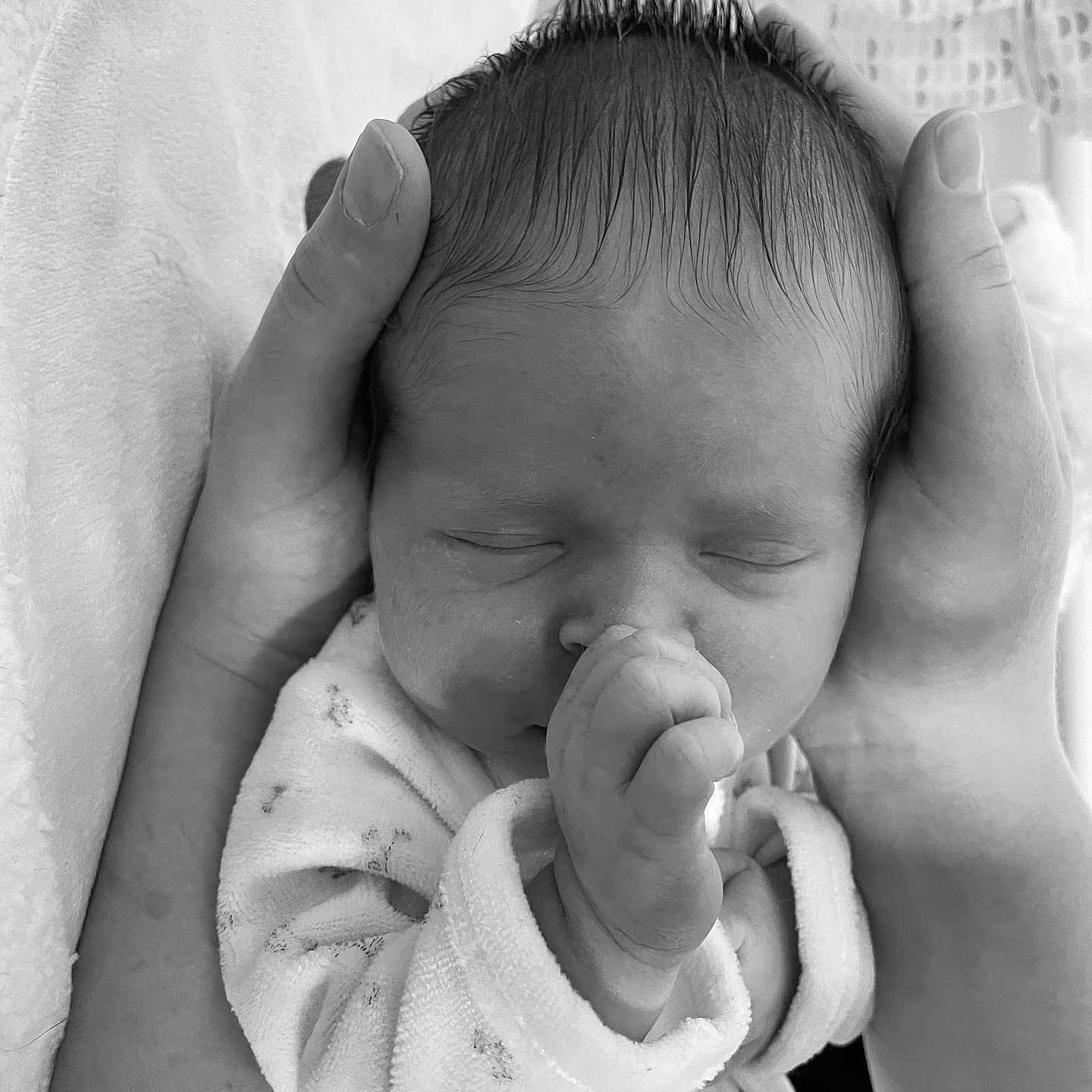Raphaël participe au concours pour gagner de l'argent avec cette photo : baby, black_and_white, care, close_up, cute, face, gentle, hands, human, infant, newborn, onesie, peaceful, portrait, skin, sleep, sleeping, soft_texture, tender, thumb_sucking