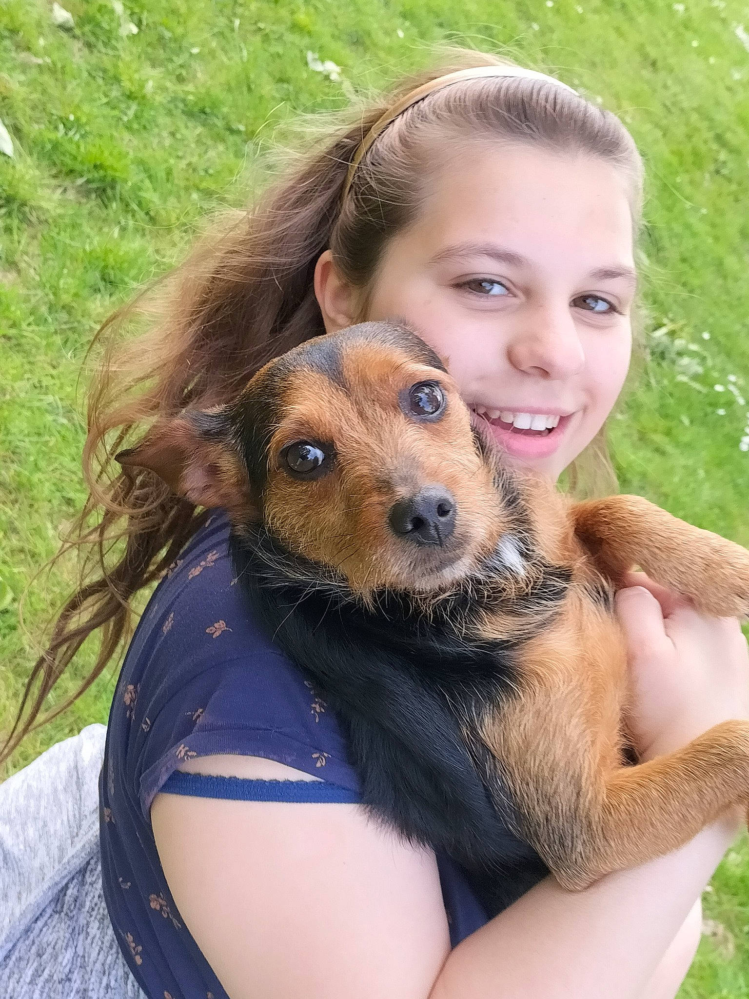 Lea participe au concours pour gagner de l'argent avec cette photo : blond, brown_hair, canidae, carnivore, companion_dog, dog, dog_breed, fawn, fun, fur, gesture, grass, grassland, happy, joy, people_in_nature, person, plant, selfie, smile