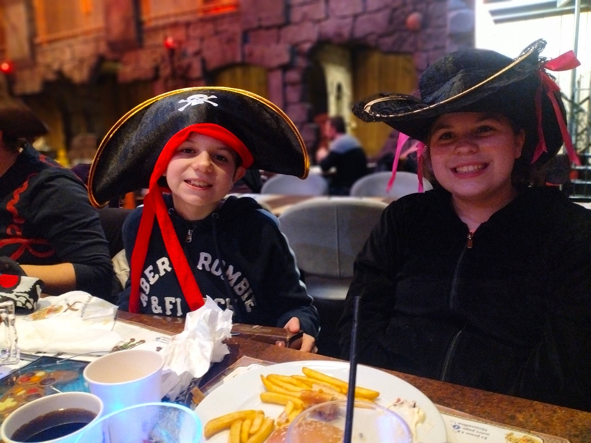 Lea a rejoint le concours — aidez-le/la à gagner de superbes lots ! bowl, cap, chair, comfort_food, crowd, cuisine, dish, eating, event, fashion_accessory, food, fun, headwear, jacket, joy, lunch, person, plate, recreation, smile