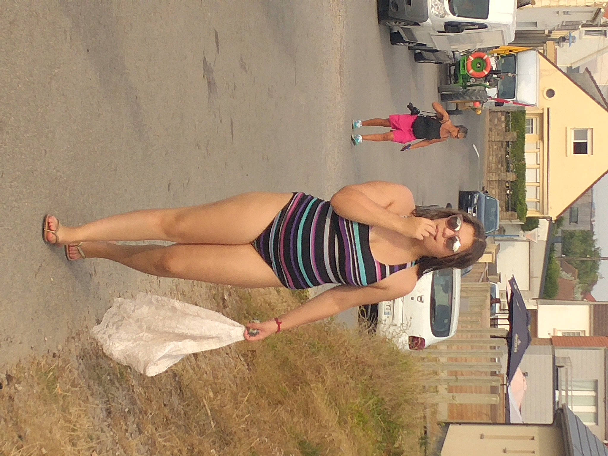 Lea a rejoint le concours — aidez-le/la à gagner de superbes lots ! abdomen, calf, car, chest, elbow, foot, fun, human_leg, knee, landscape, lingerie, person, sandal, shorts, thigh, tire, trunk, undergarment, vacation, waist