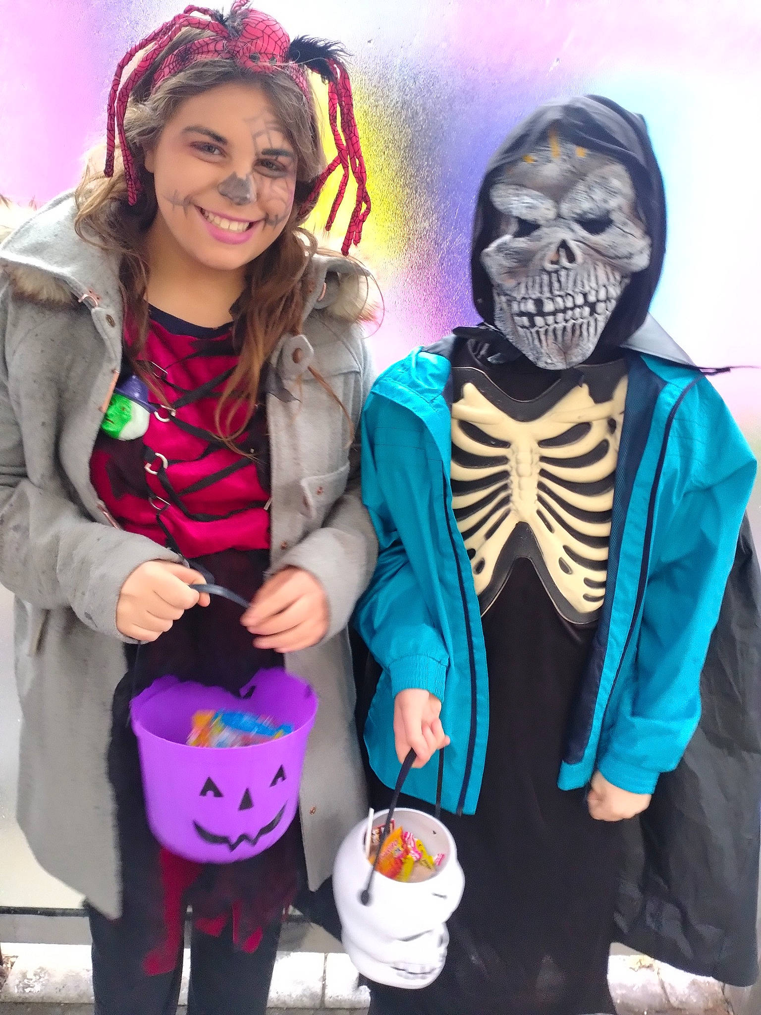 Lea participe au concours pour gagner de l'argent avec cette photo : art, costume, event, eyewear, fashion, fashion_design, fun, fur, happy, head, headgear, jewellery, joy, magenta, necklace, person, pink, purple, skeleton, skull