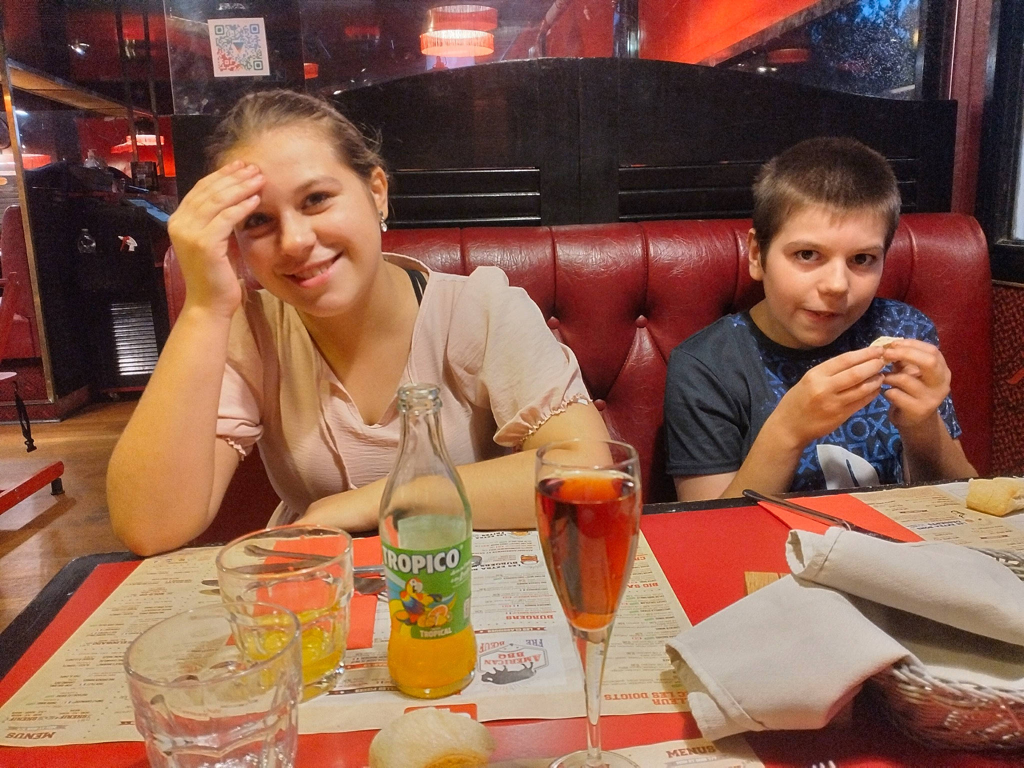 Lea participe au concours pour gagner de l'argent avec cette photo : alcohol, alcoholic_beverage, bottle, chair, conversation, drink, drinkware, event, fun, joy, junk_food, leisure, orange, person, plate, room, sharing, smile, t_shirt, table