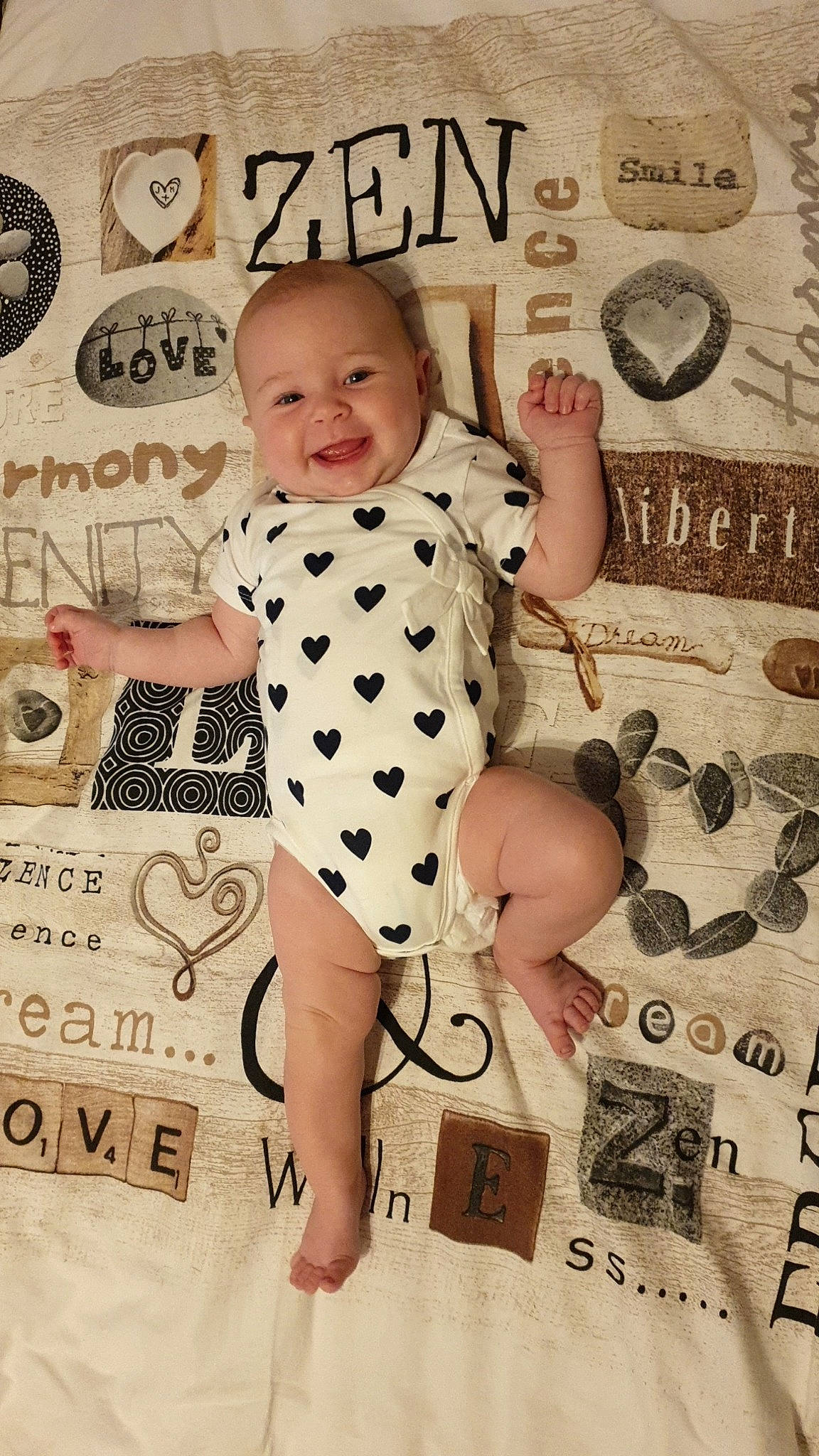 Ylana participe au concours pour gagner de l'argent avec cette photo : baby, baby_toddler_clothing, child, design, joy, pattern, person, toddler