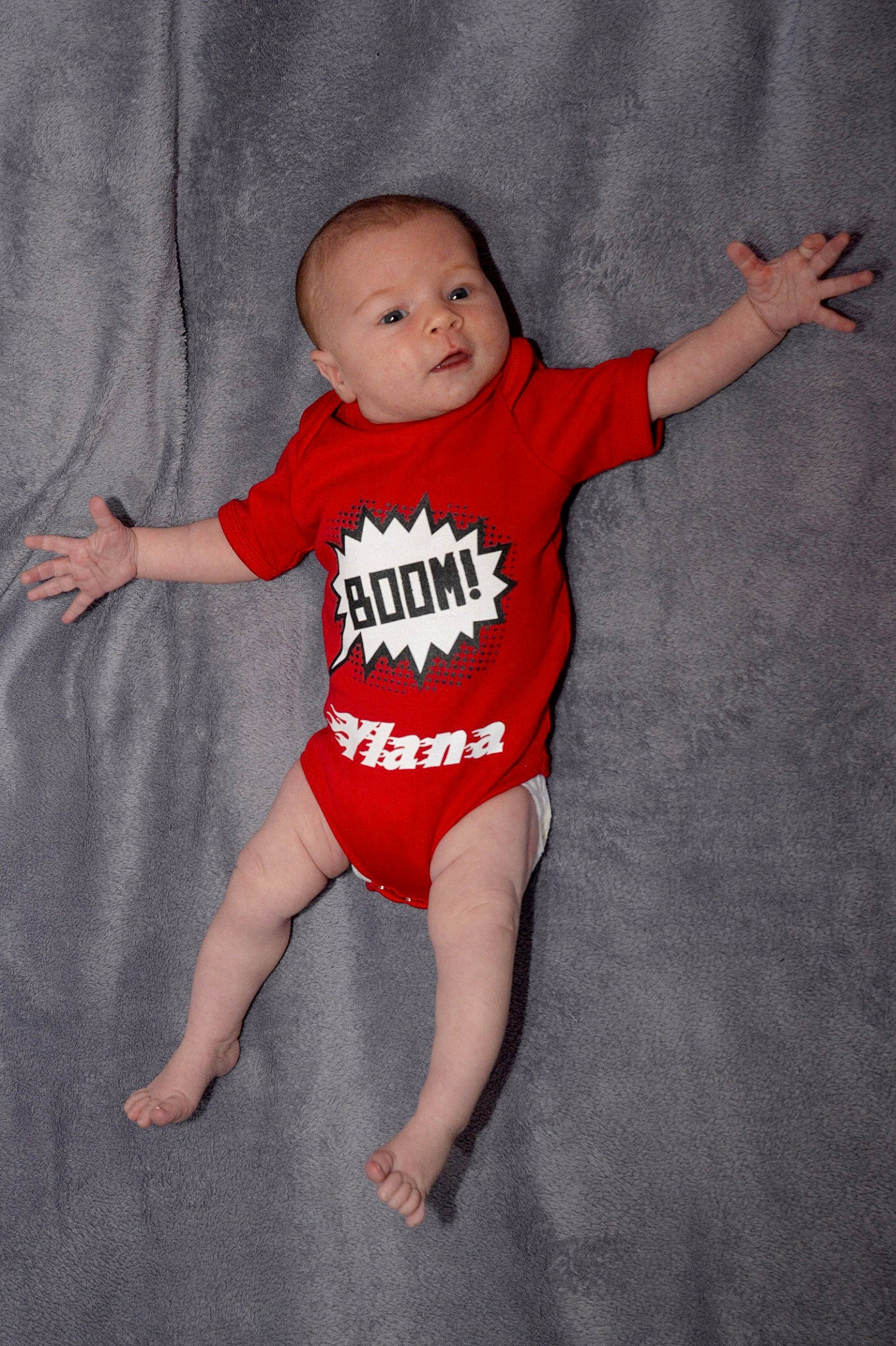 Ylana a rejoint le concours — aidez-le/la à gagner de superbes lots ! arm, baby, baby_products, baby_toddler_clothing, barefoot, child, fun, head, leg, person, photography, product, red, skin, sleeve, smile, sportswear, t_shirt, toddler