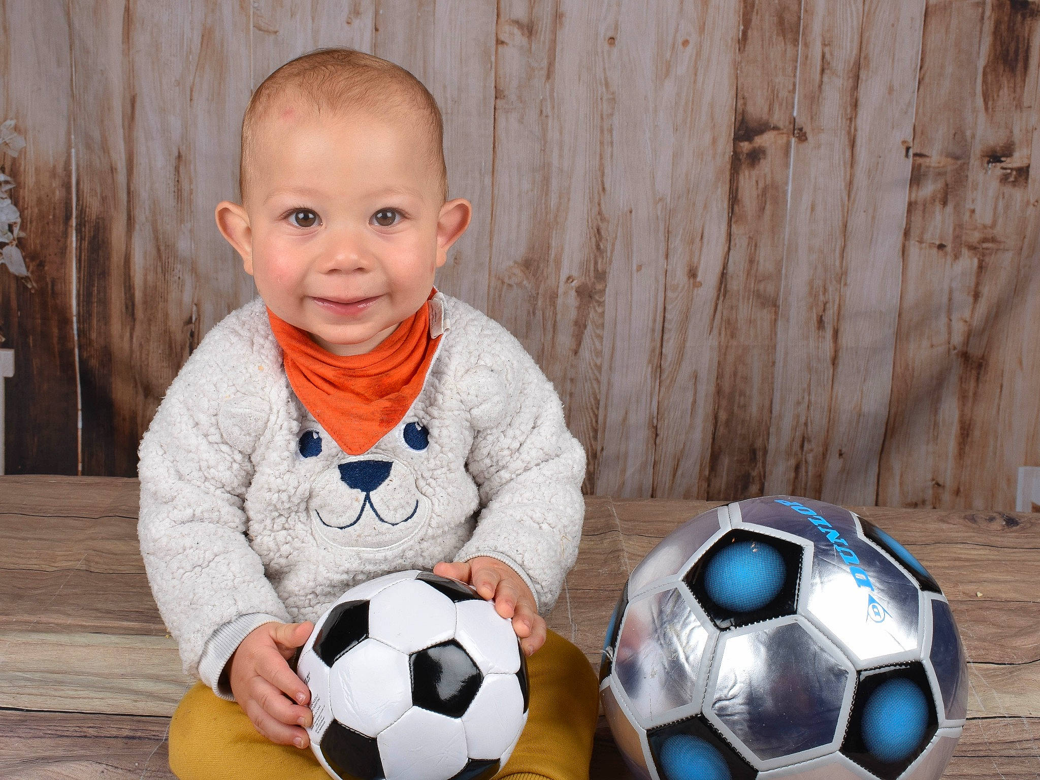 Nathan participe au concours pour gagner de l'argent avec cette photo : baby, baby_toddler_clothing, ball, ball_game, child, flash_photography, flooring, football, fun, happy, hardwood, joy, person, sleeve, smile, soccer, soccer_ball, sports, sports_equipment, toddler