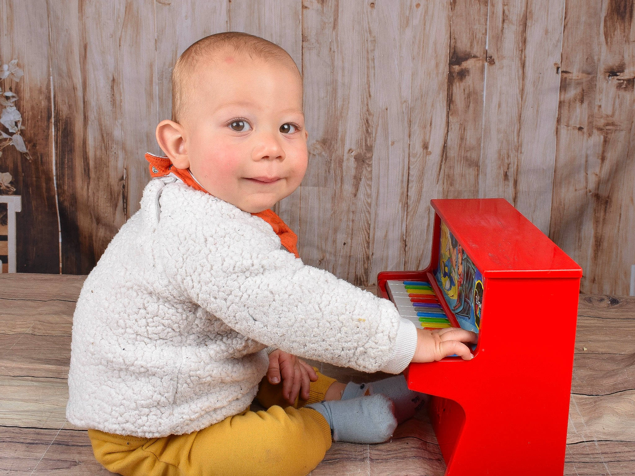 Nathan participe au concours pour gagner de l'argent avec cette photo : baby, baby_playing_with_toys, baby_toddler_clothing, box, cheek, child, comfort, flooring, fun, happy, hardwood, person, plastic, play, sitting, sleeve, standing, toddler, varnish, wood