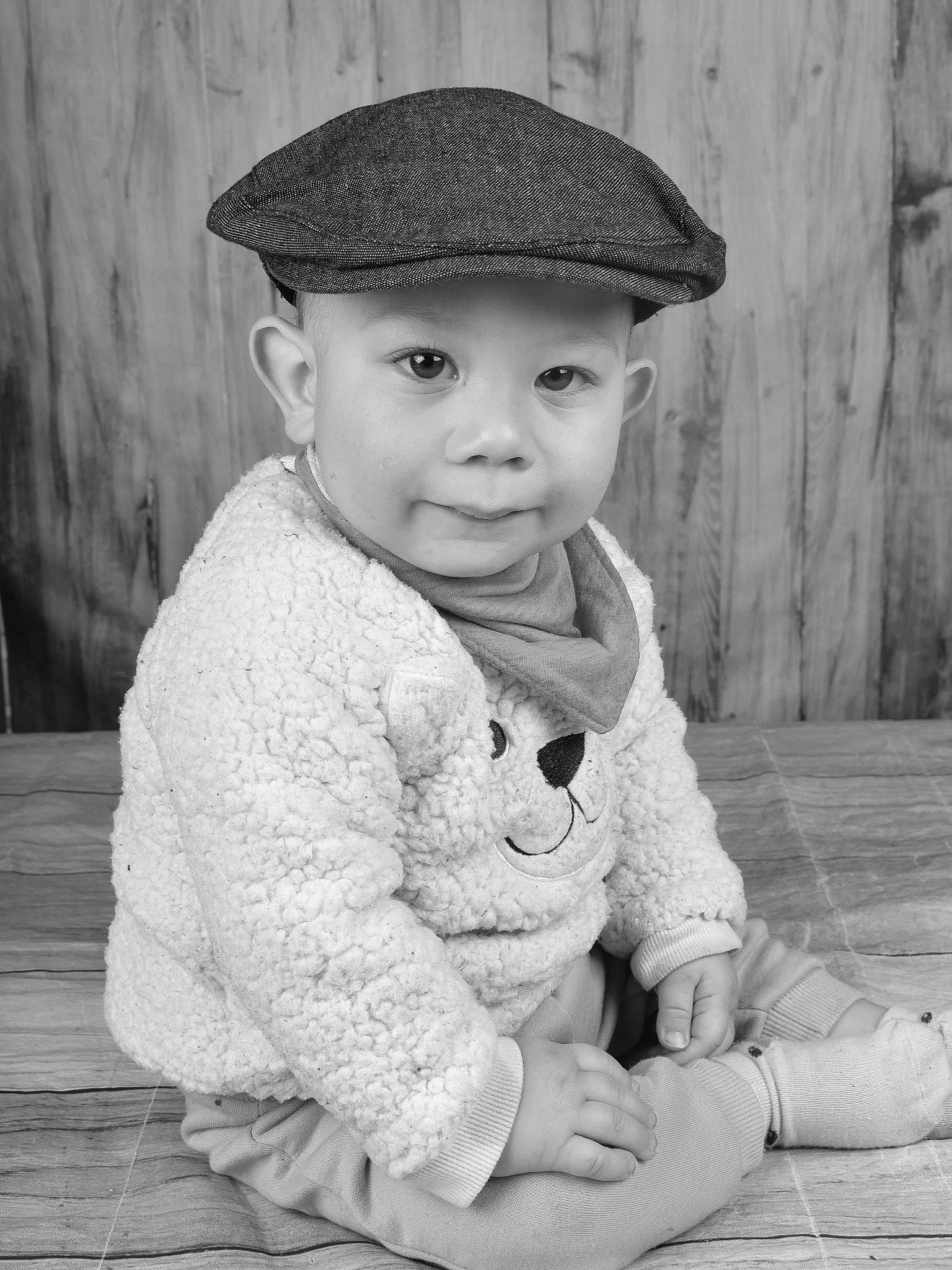 Nathan participe au concours pour gagner de l'argent avec cette photo : arm, black, black_and_white, cap, cheek, child, eye, facial_expression, flash_photography, happy, headwear, human_body, lip, monochrome, nose, person, photograph, skin, sleeve, standing