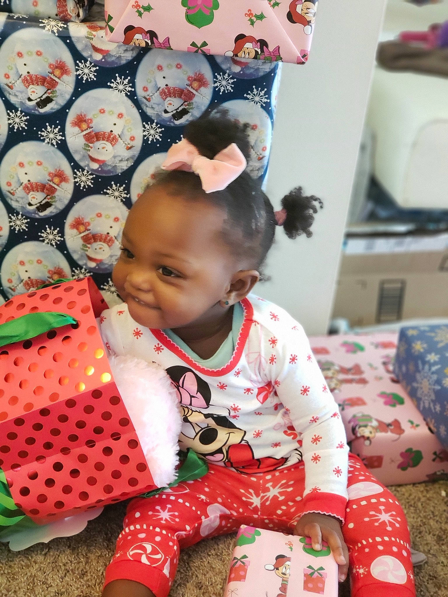 Jayde is registered to the contest to win money with this photo: baby, child, christmas, christmas_eve, person, textile, toddler