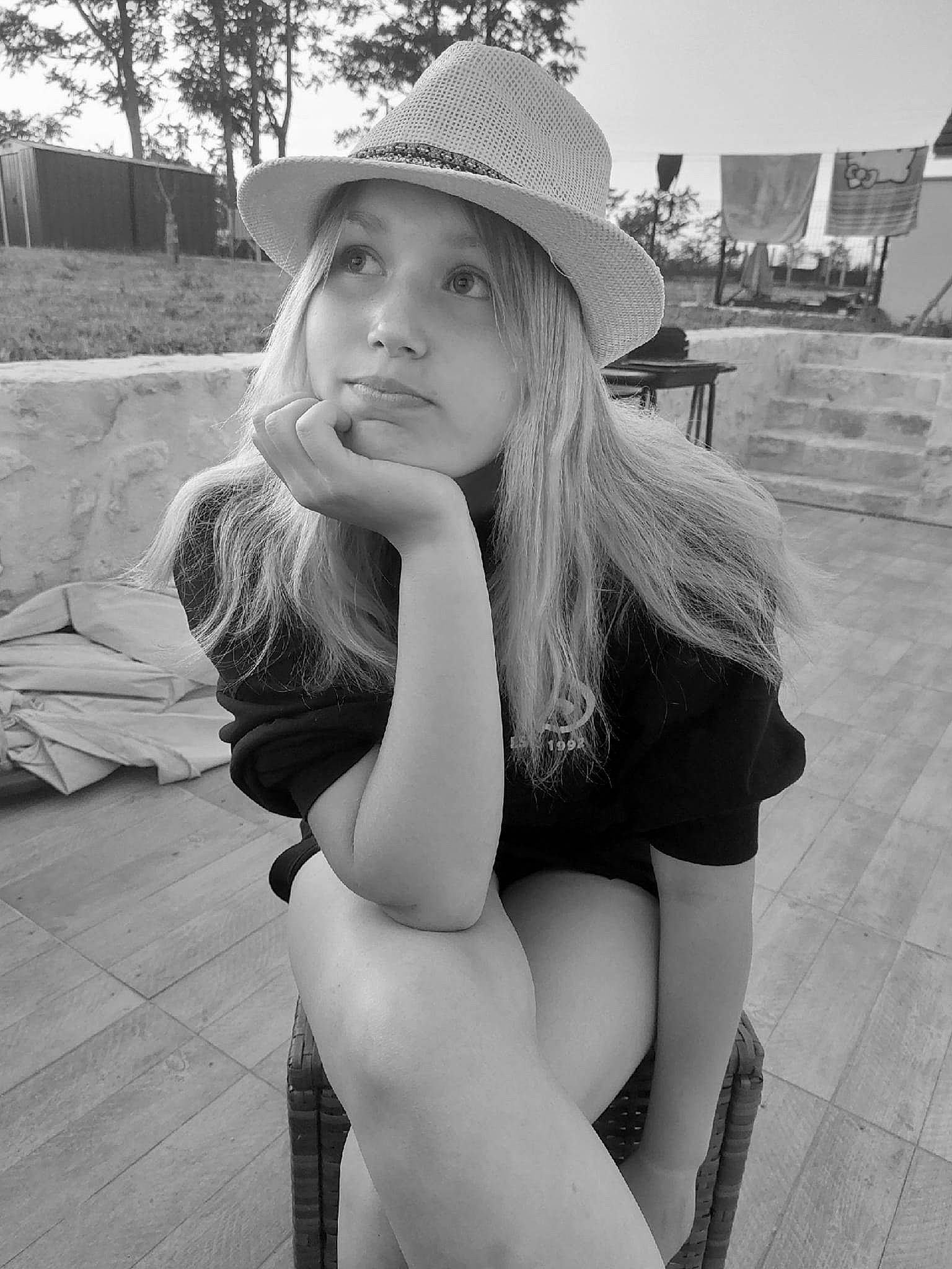 Océane participe au concours pour gagner de l'argent avec cette photo : abdomen, black, black_and_white, chest, cool, finger, flash_photography, gesture, happy, hat, headwear, knee, lip, person, shoulder, style, sun_hat, swimwear, thigh, trunk