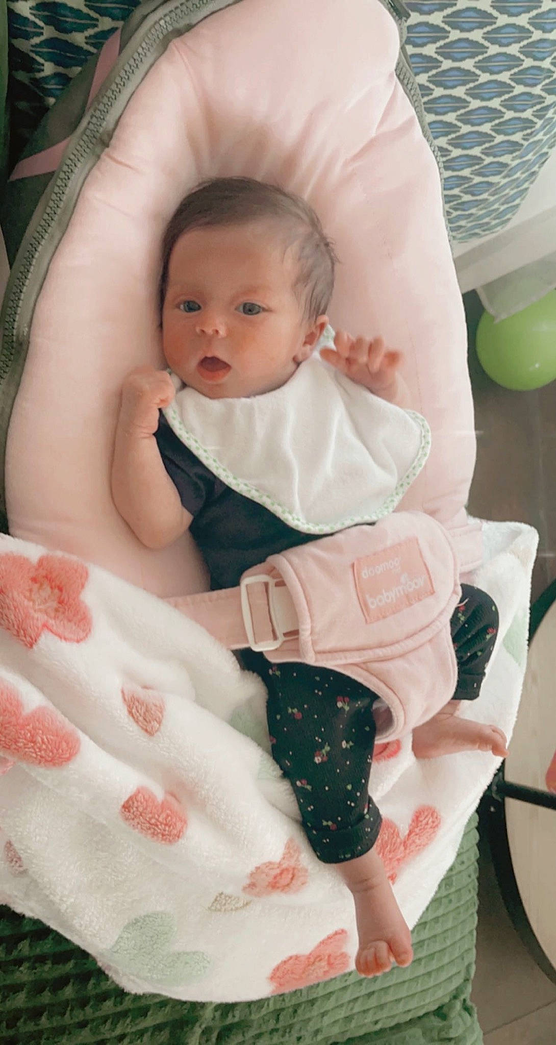 Maï-linh a rejoint le concours — aidez-le/la à gagner de superbes lots ! baby, baby_safety, baby_toddler_clothing, cheek, child, comfort, dress, face, finger, hand, head, human_body, infant_bed, linens, person, pink, skin, sleeve, surprise, textile