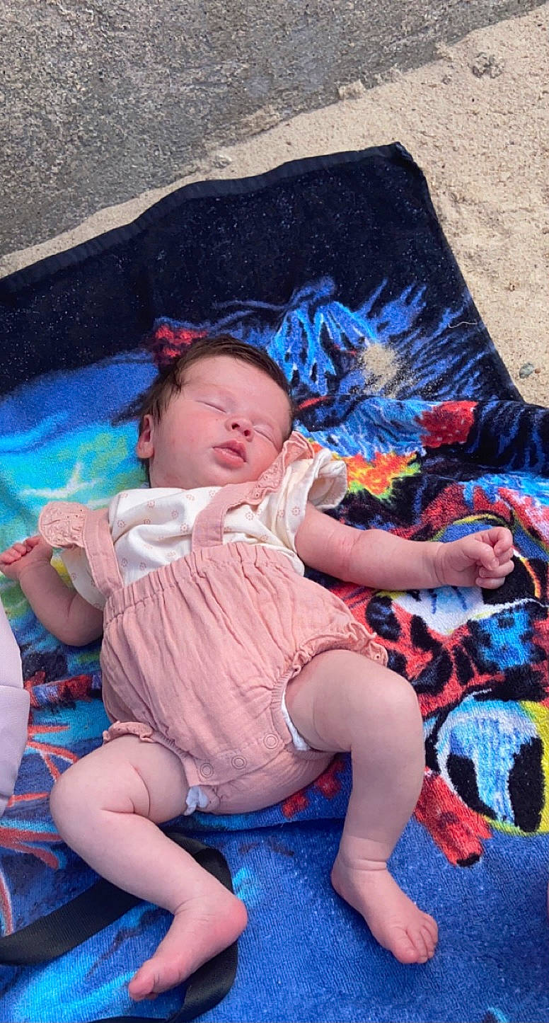 Maï-linh a rejoint le concours — aidez-le/la à gagner de superbes lots ! azure, baby_toddler_clothing, blue, comfort, fun, grass, human, interaction, lap, leg, leisure, mouth, person, pink, product, purple, red, summer, textile, thigh