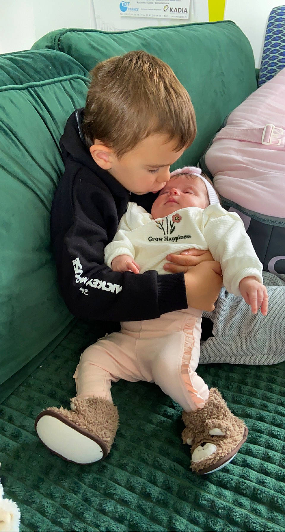 Maï-linh participe au concours pour gagner de l'argent avec cette photo : baby, baby_toddler_clothing, cheek, comfort, couch, facial_expression, finger, flooring, fun, grass, green, hairstyle, head, lap, leg, linens, person, skin, sleeve, sneakers