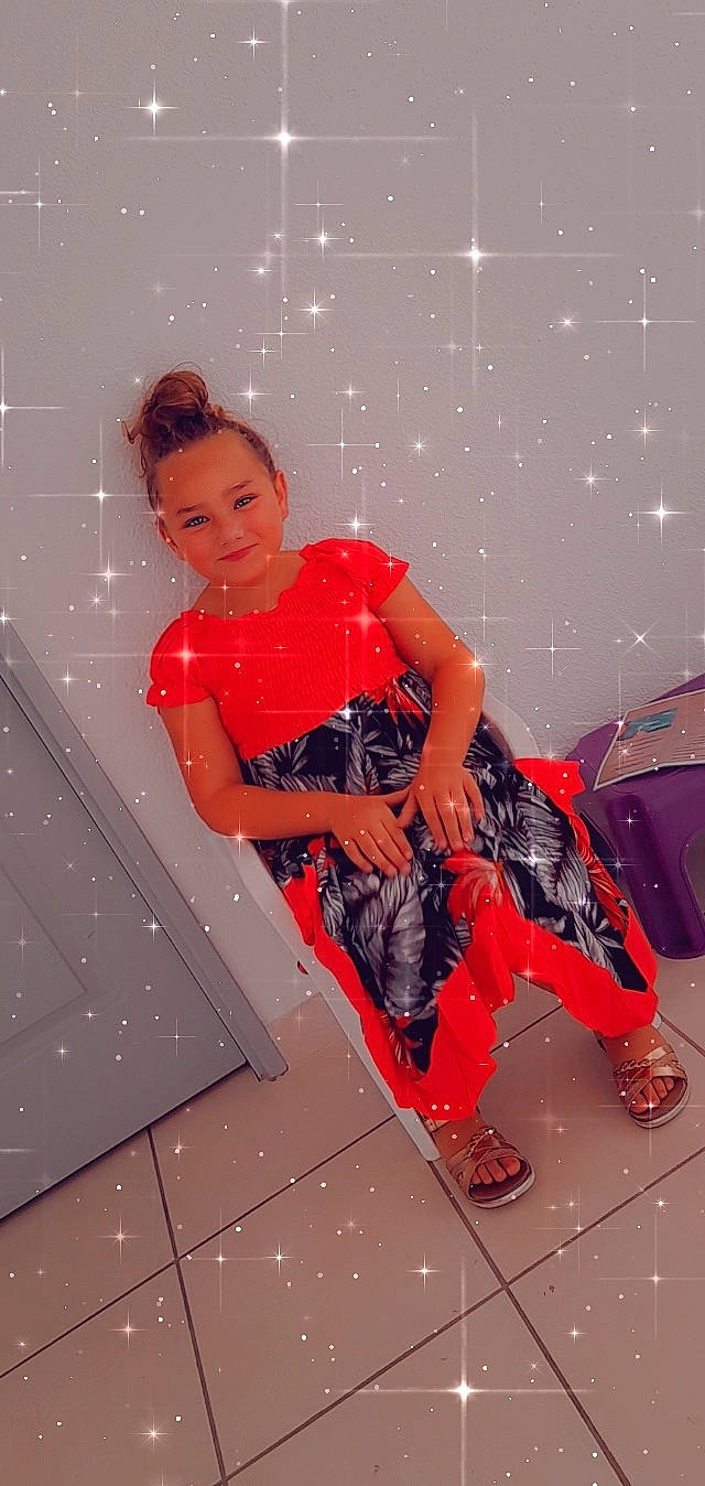 Naomie participe au concours pour gagner de l'argent avec cette photo : boot, carmine, electric_blue, entertainment, event, fashion_design, fictional_character, flooring, fun, high_heels, human_leg, joy, knee, latex, luggage_and_bags, magenta, pattern, performing_arts, person, sandal