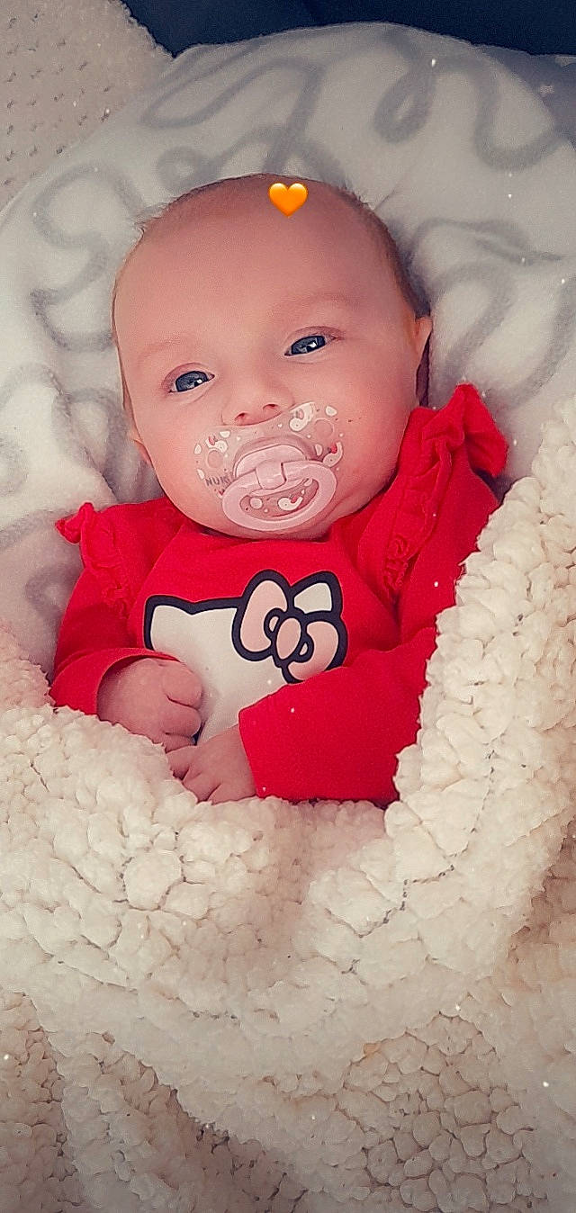 Mya a rejoint le concours — aidez-le/la à gagner de superbes lots ! arm, baby, baby_products, baby_sleeping, baby_toddler_clothing, carmine, cheek, comfort, eyelash, finger, happy, head, lip, mouth, nose, person, pink, skin, sleeve, toddler