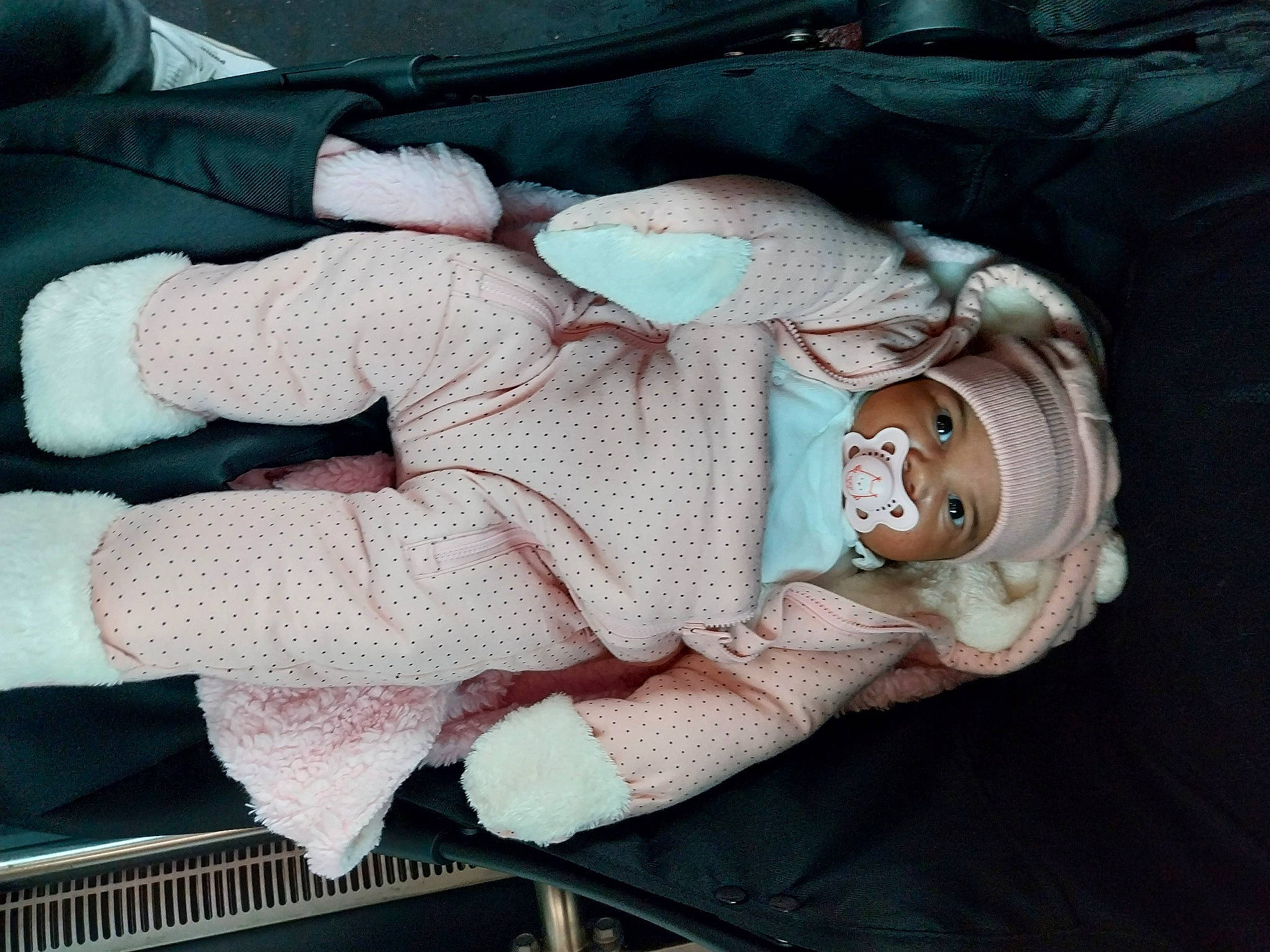 Luna a rejoint le concours — aidez-le/la à gagner de superbes lots ! baby, baby_products, baby_sleeping, baby_toddler_clothing, baby_toys, button, carmine, child, comfort, flesh, fur, headwear, linens, pattern, person, personal_protective_equipment, plush, sleeve, stuffed_toy, textile