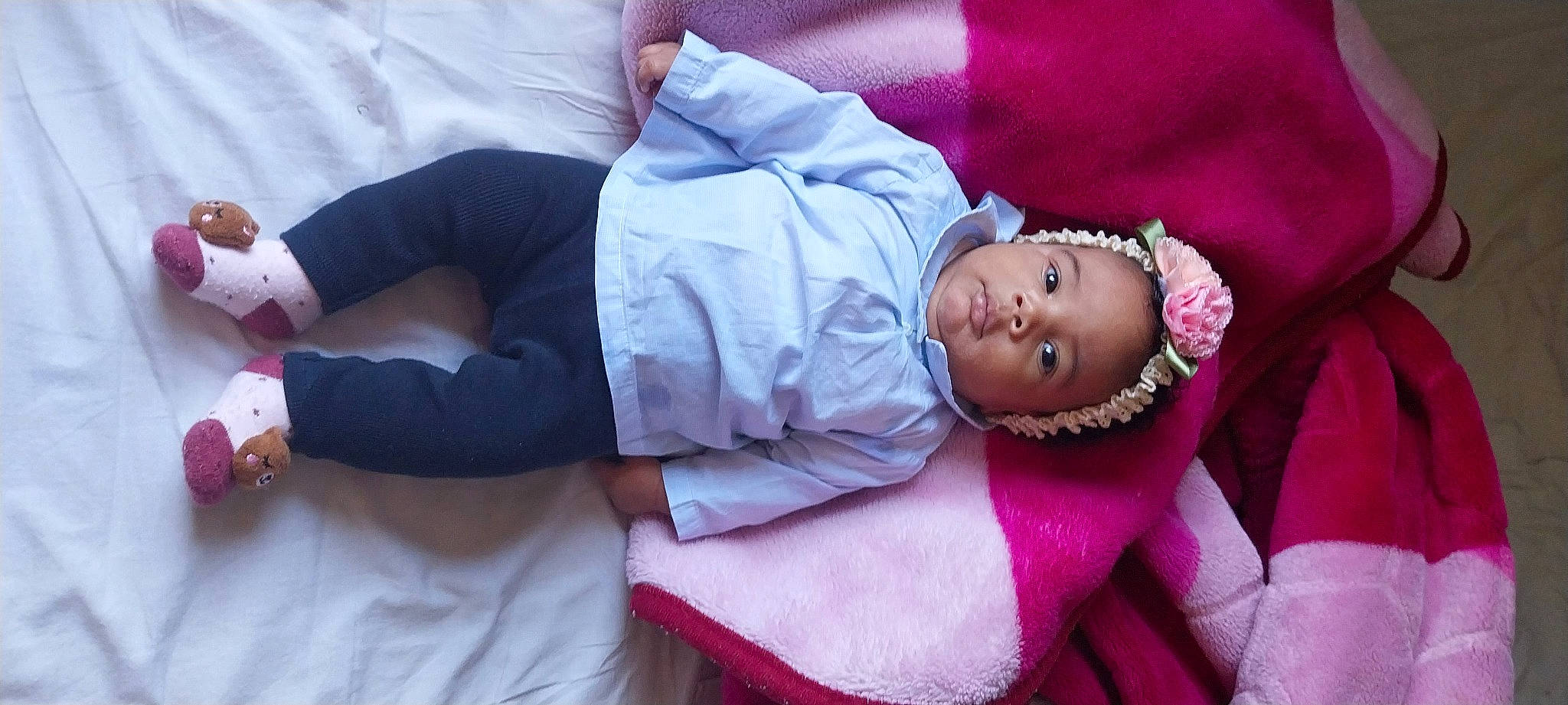 Luna participe au concours pour gagner de l'argent avec cette photo : baby, baby_toddler_clothing, child, comfort, event, eye, fun, happy, hat, human_body, linens, magenta, person, pink, purple, room, skin, sleeve, smile, toddler